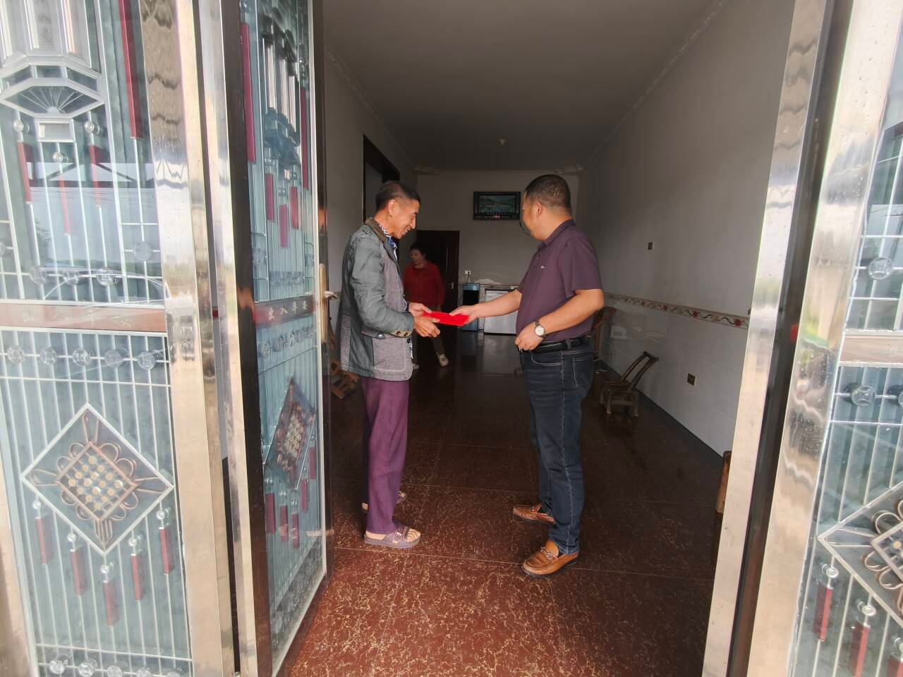 鸦鹊岭镇：情暖中秋送温暖 心系特扶显温情