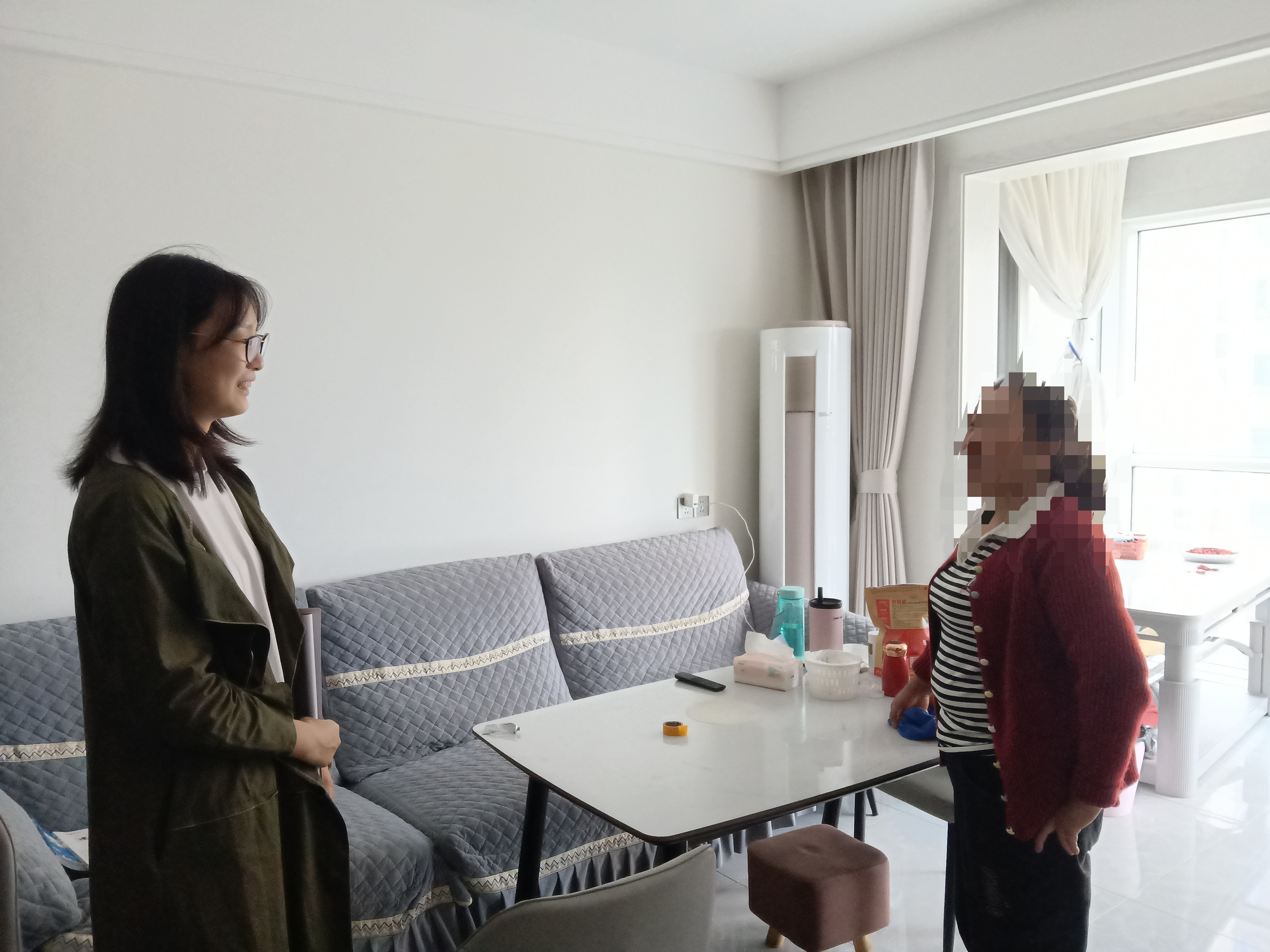 锦云社区开展节前“一老一小”特殊群体走访关爱活动