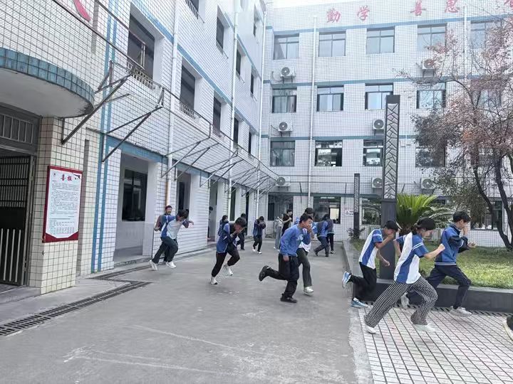 雾渡河镇初级中学：以练筑防 安全同行