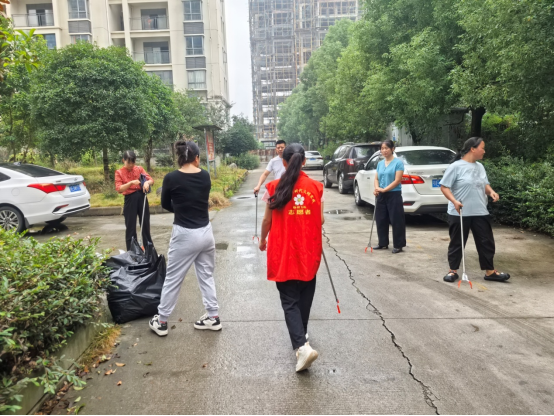 鸦鹊岭社区：党群携手清环境 共建美丽新家园