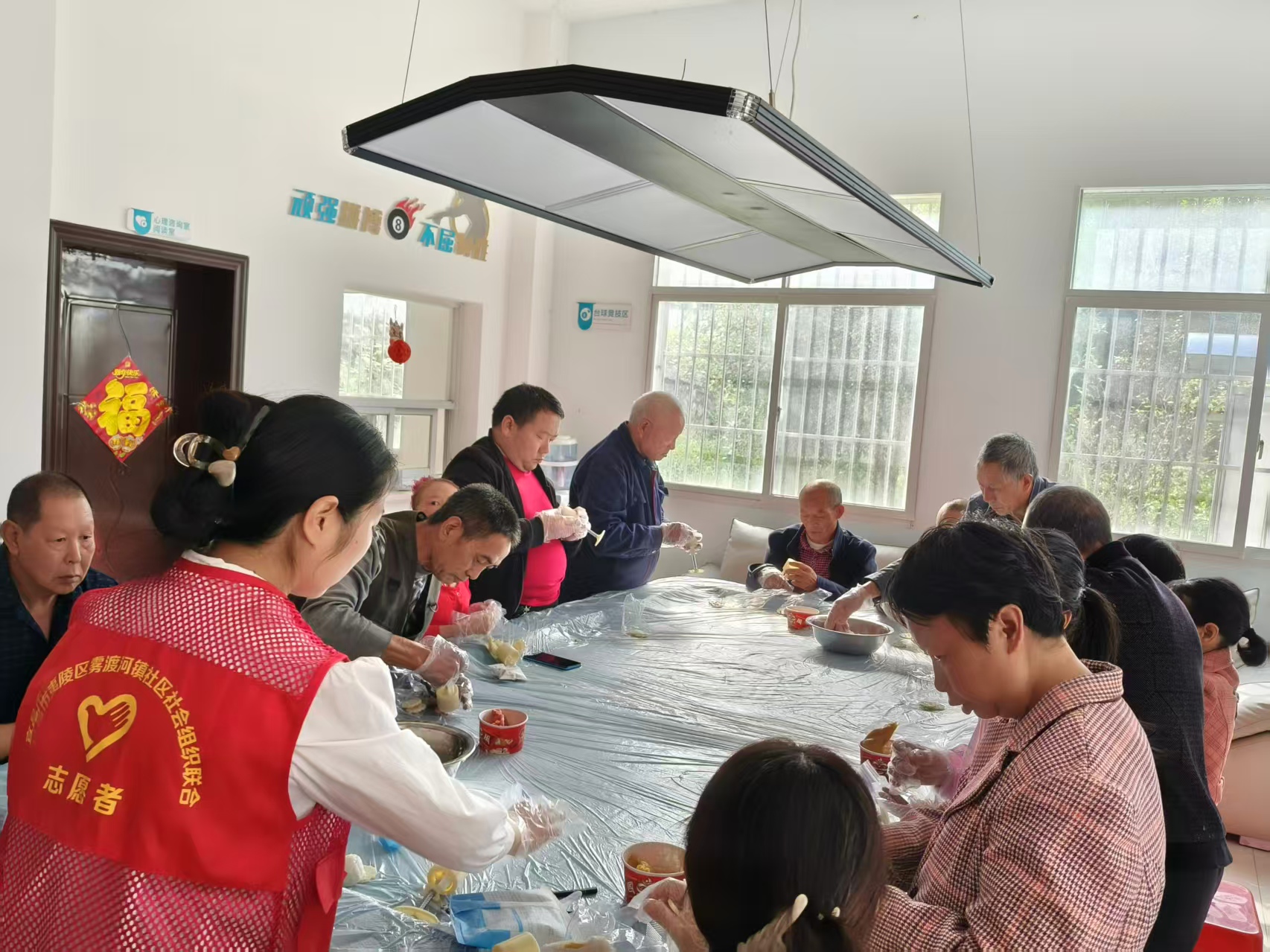 雾渡河镇：月满中秋 巧手暖心