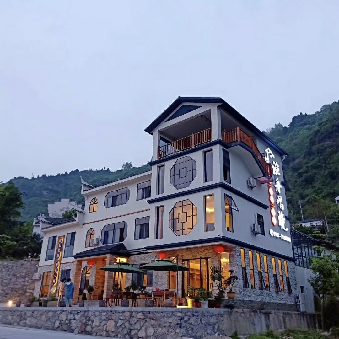G348三峡公路莲沱畔服务区“渔舟唱晚”，一个“三峡娃娃”把民宿梦唱成了真