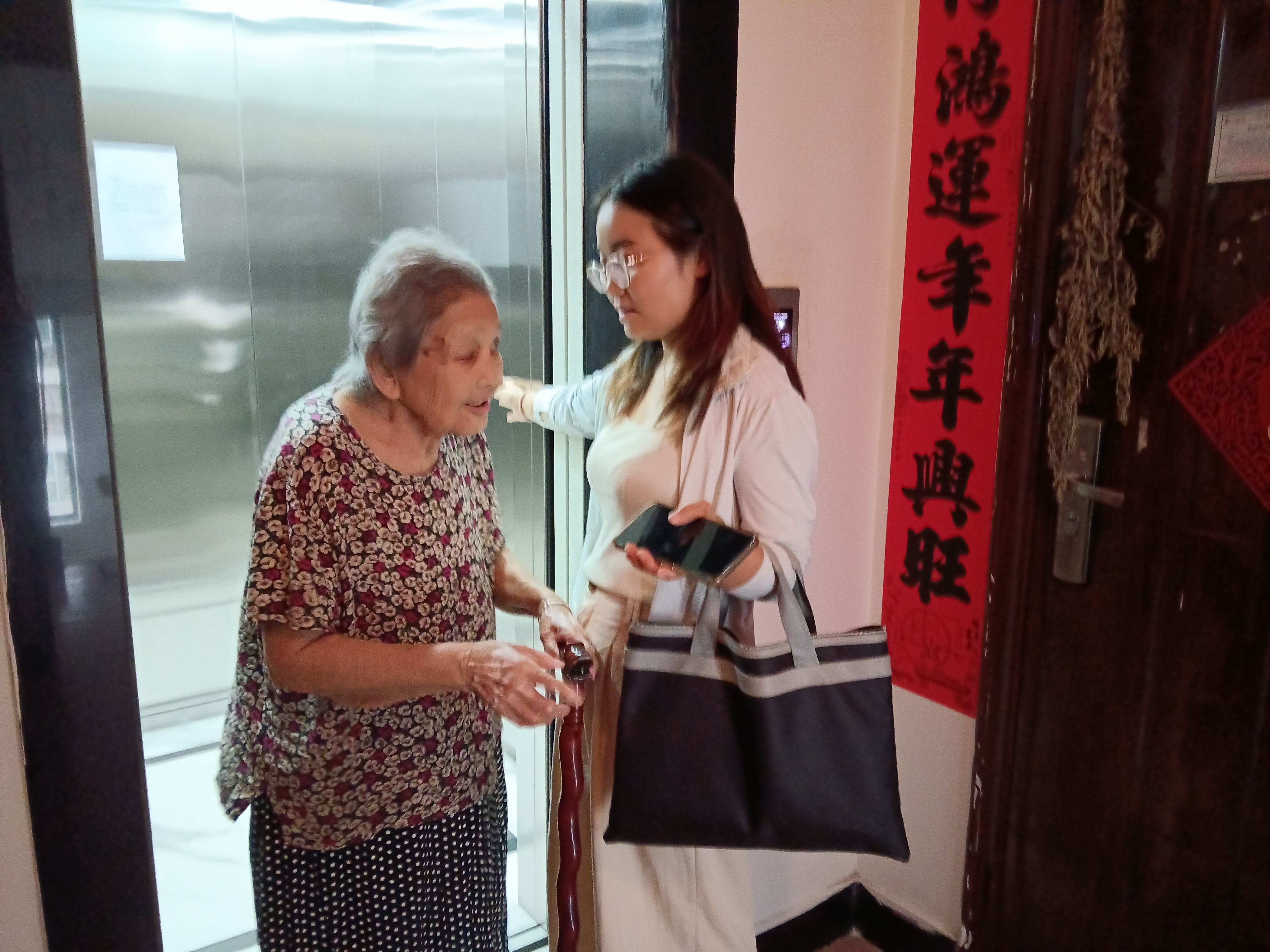 营盘社区：网格巡查显担当 暖心护送失明老人