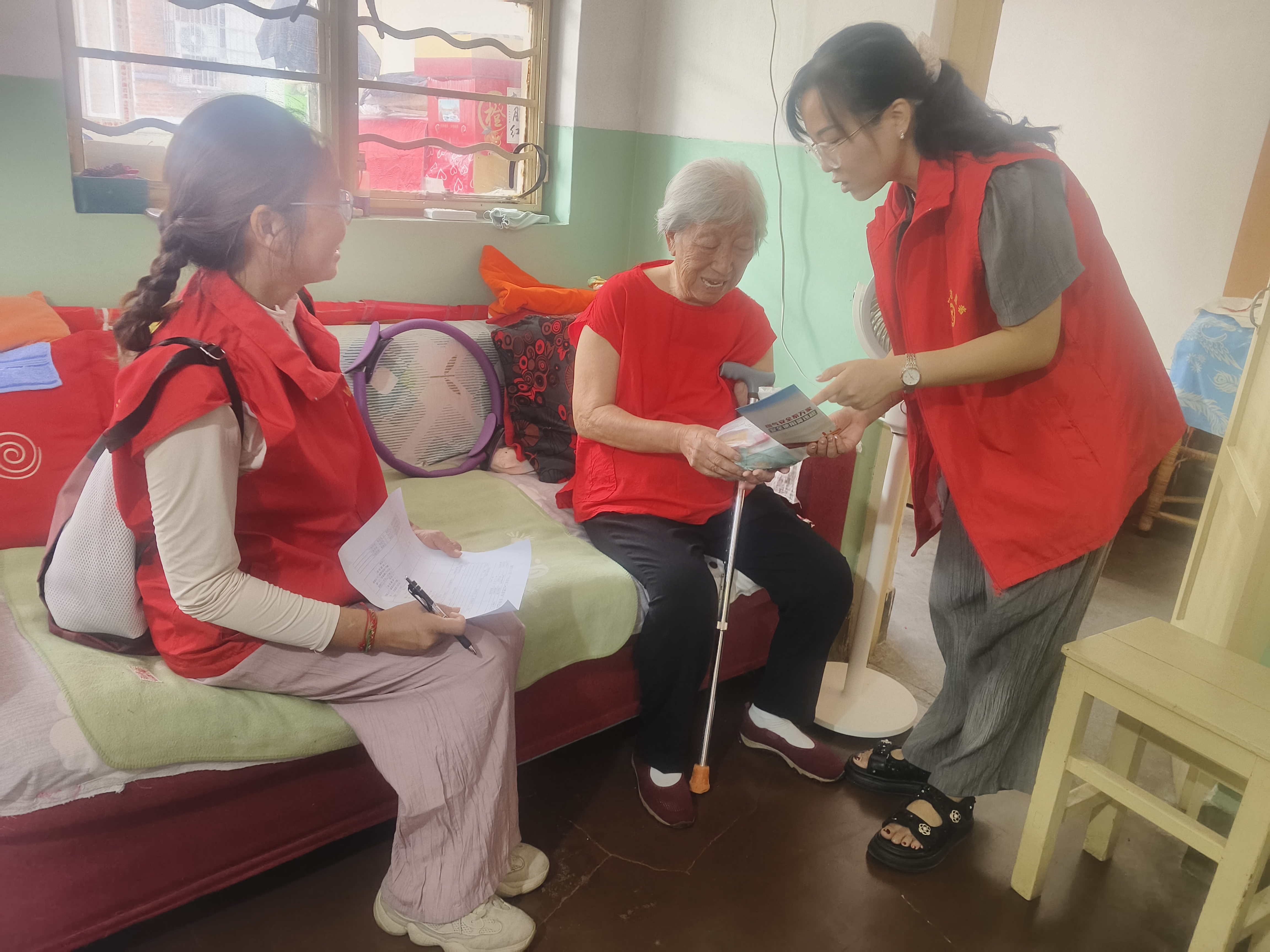 望江社区：暖邻敲门送服务 平安关爱暖人心