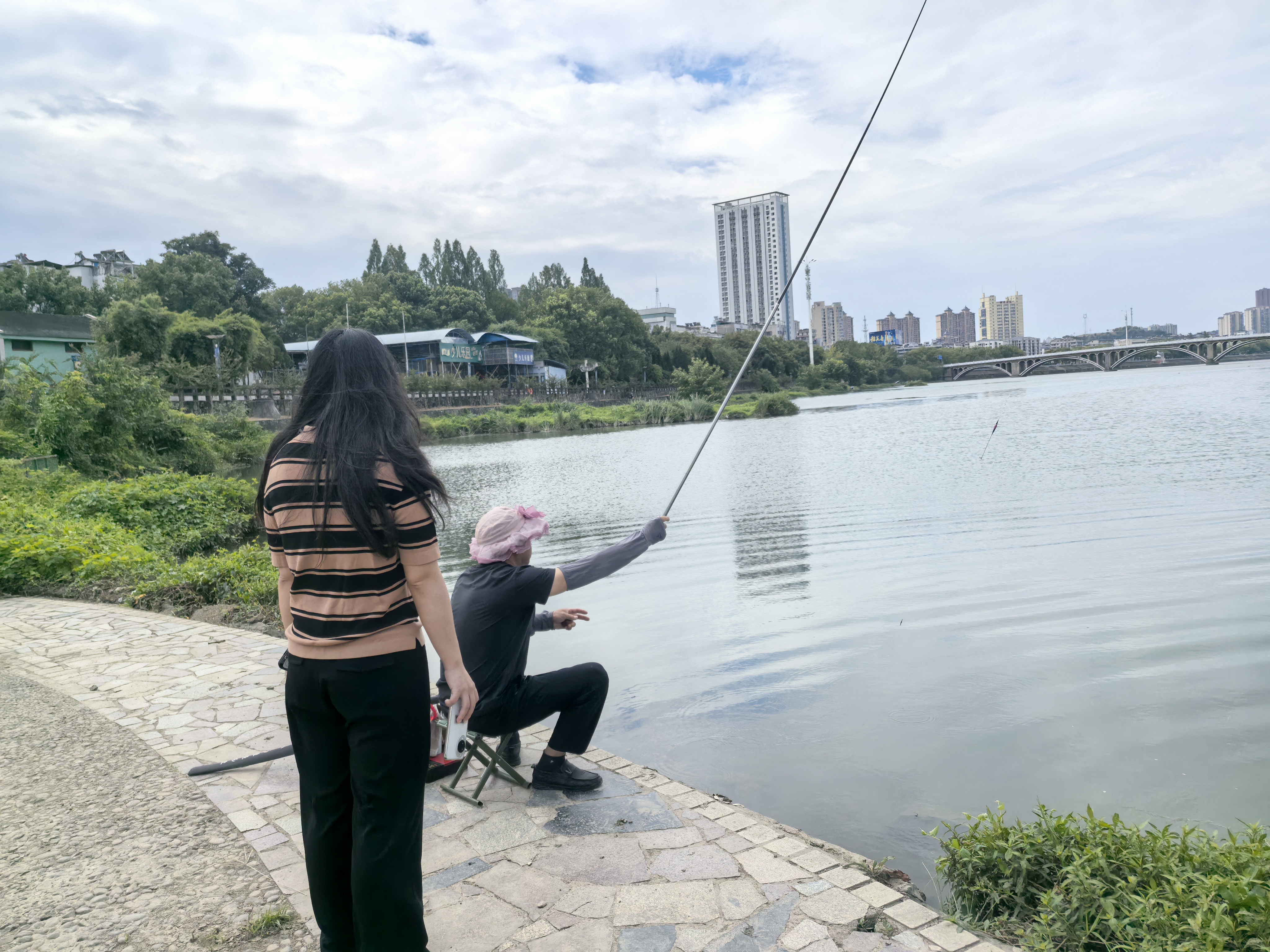 平湖社区：步履不停巡河道 贴心守护保平安