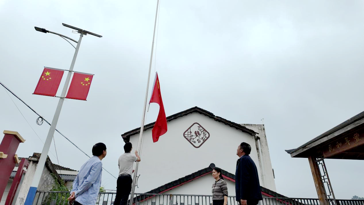 鸦鹊岭镇：国旗扮靓乡村道路