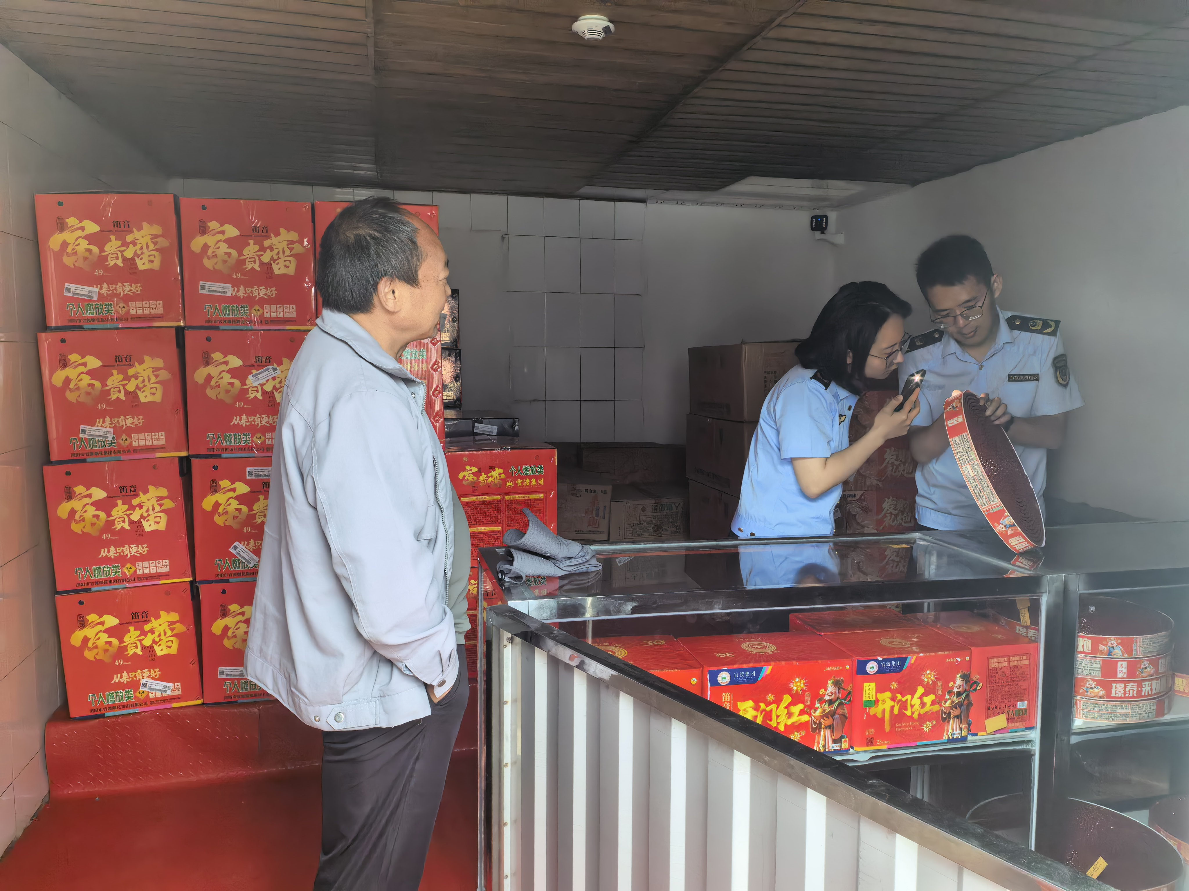 下堡坪乡市场监管所开展烟花爆竹产品质量安全专项检查
