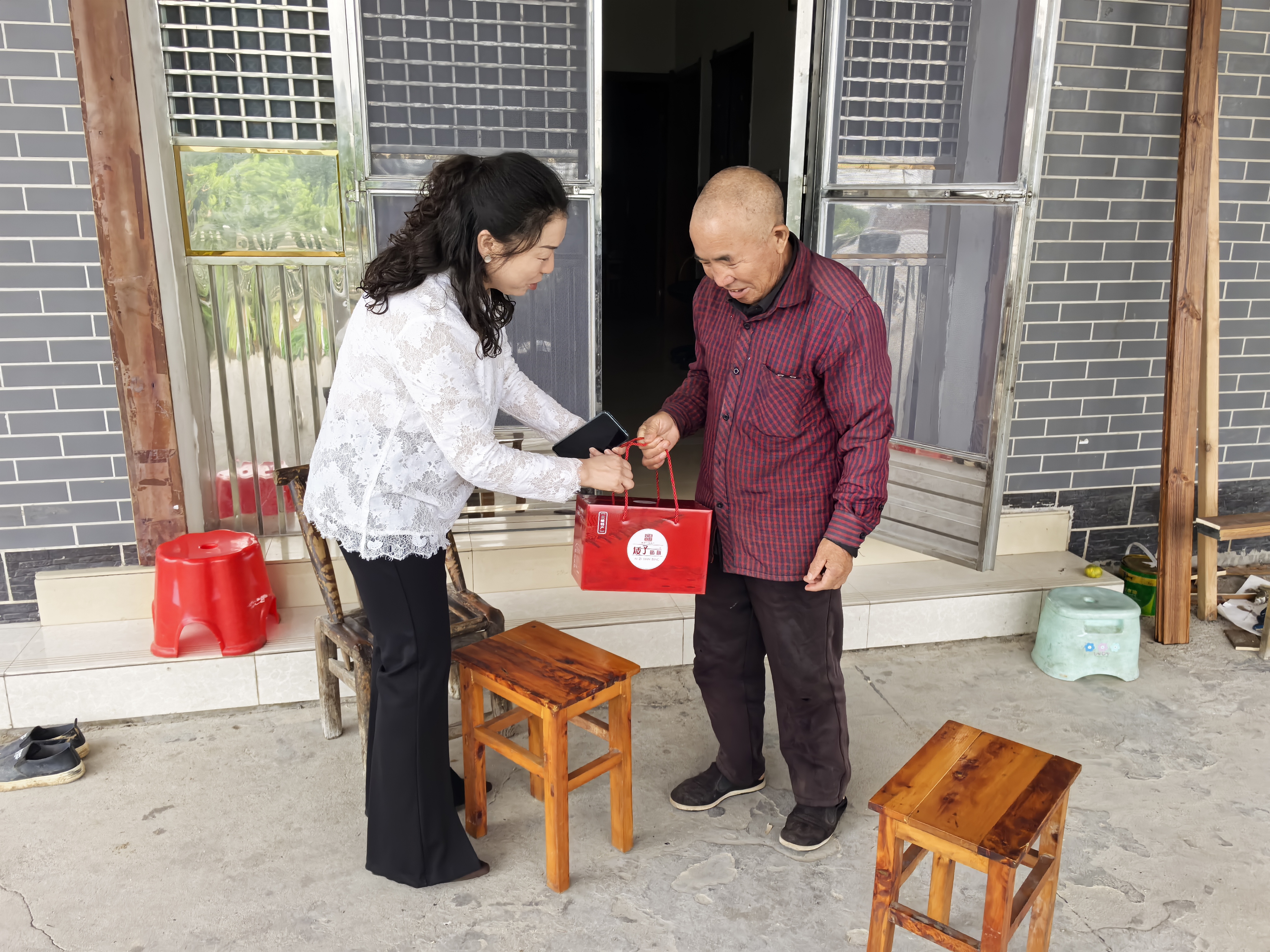 中秋走访暖心头 郭家湾村解民忧