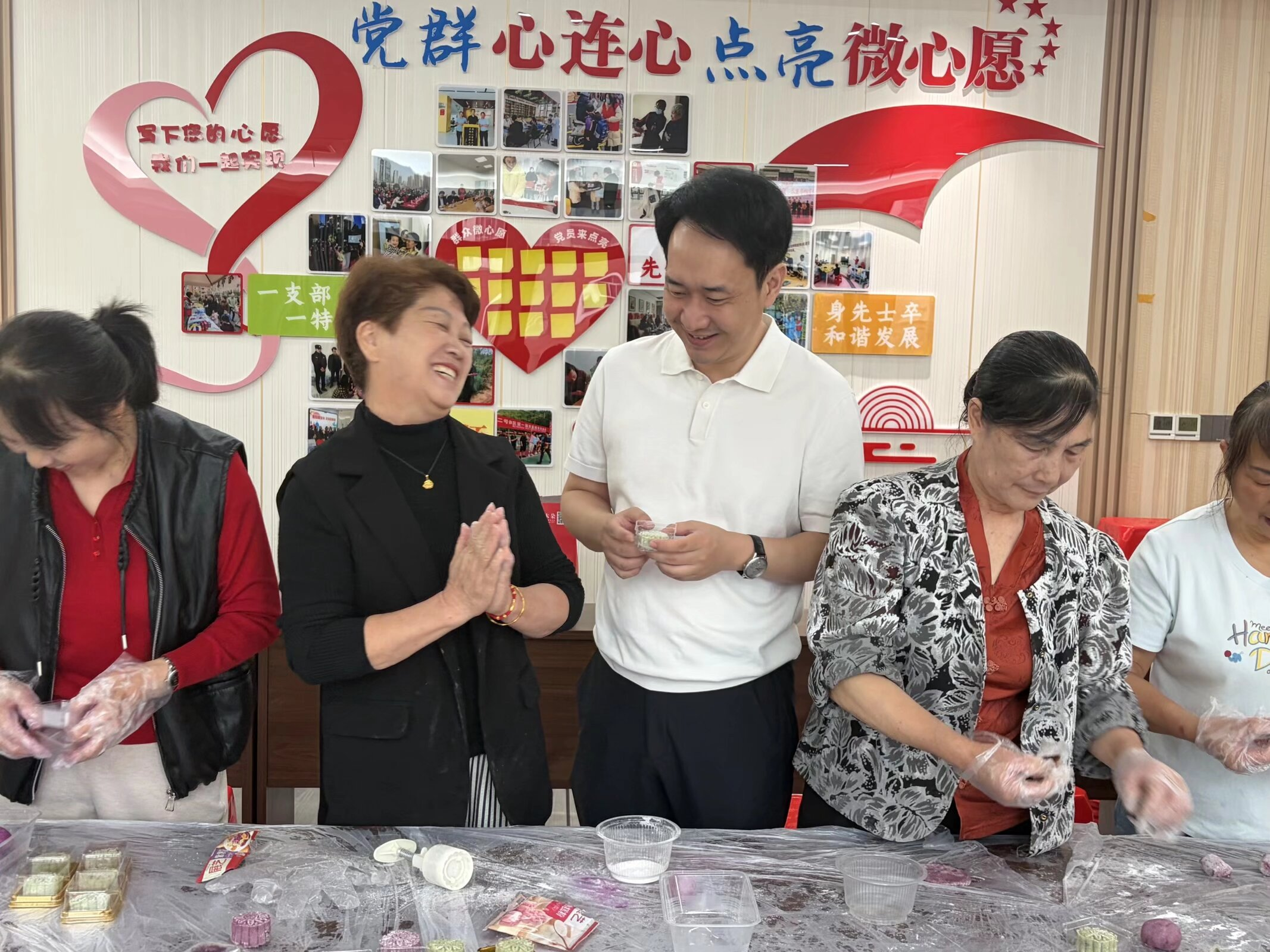 锦江社区：巧手做月饼 温情迎中秋