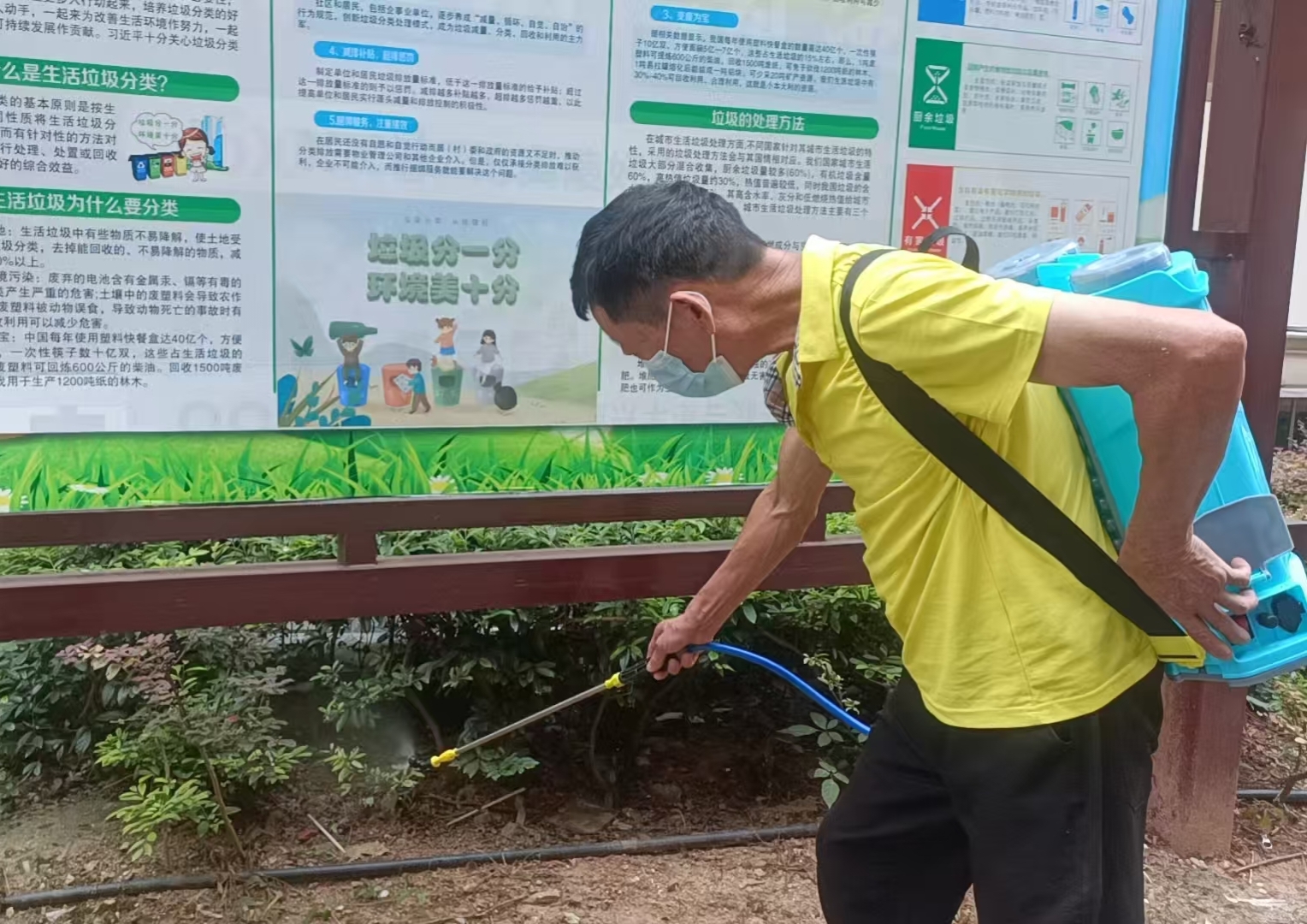 冯家湾社区：翻盆倒灌清积水 筑牢防蚊防疫线