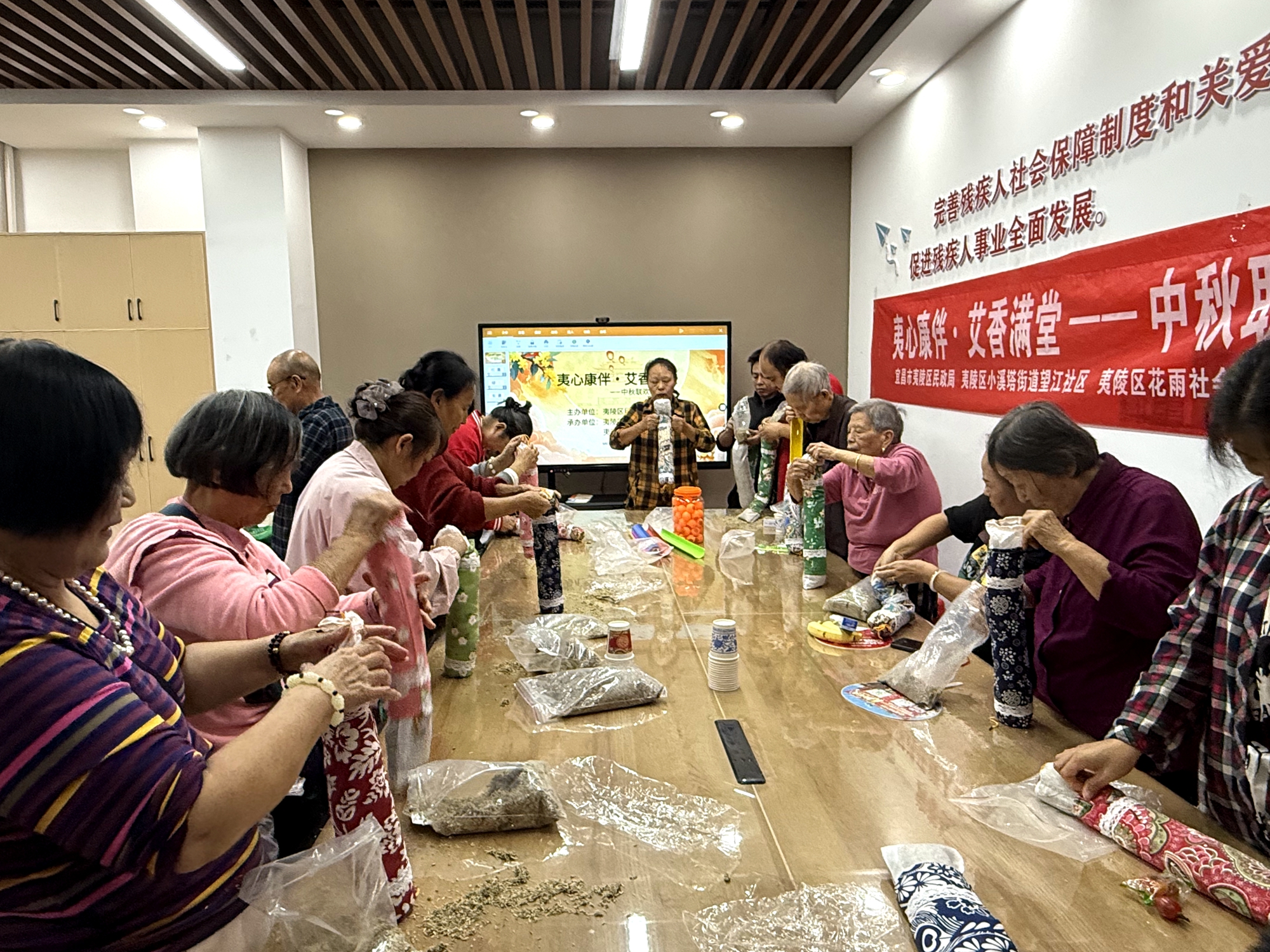 望江社区：夷心康伴迎中秋 艾香满堂暖社区