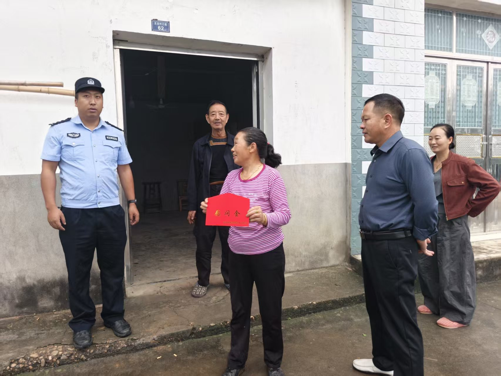 鸦鹊岭镇：月满中秋送关怀 情暖特扶暖人心