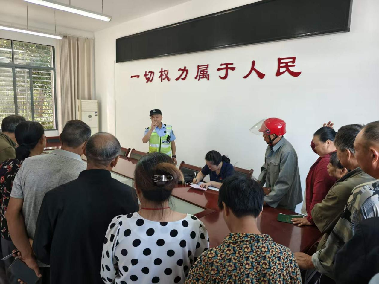 鸦鹊岭镇：警保联动下乡服务 筑牢乡村交通安全防线