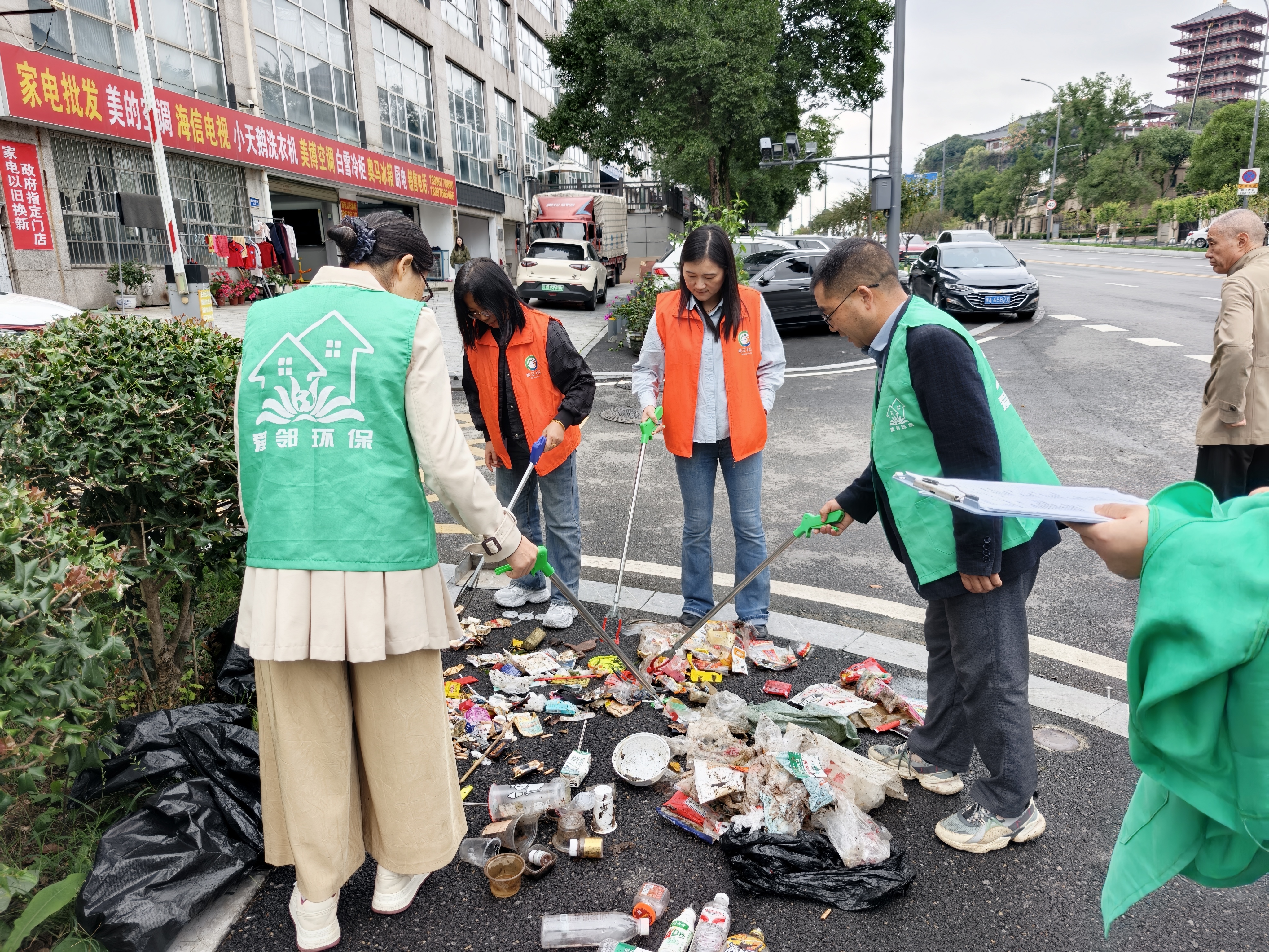 峡江社区：溯源治理护碧水 志愿同行守长江