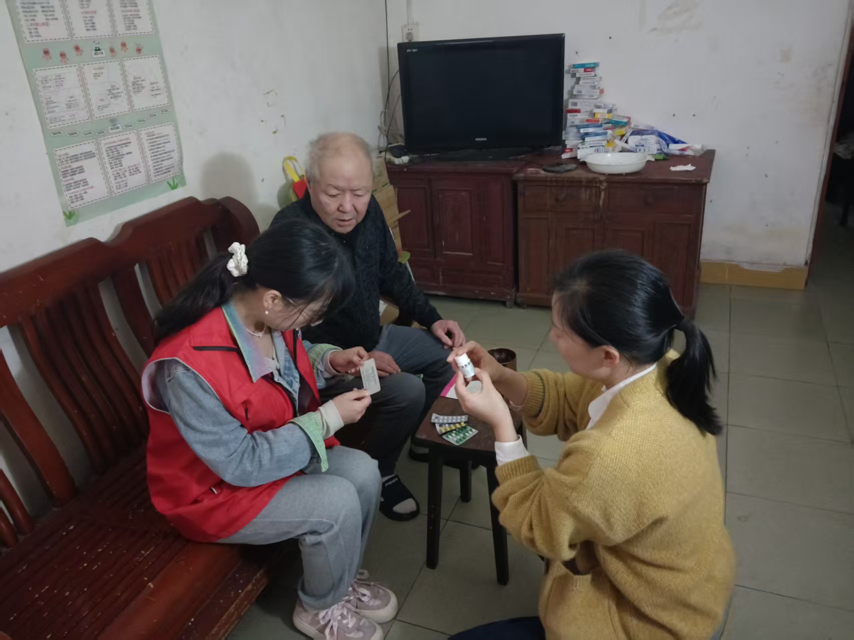 望江社区：敲门送暖入万户 药箱守护夕阳红