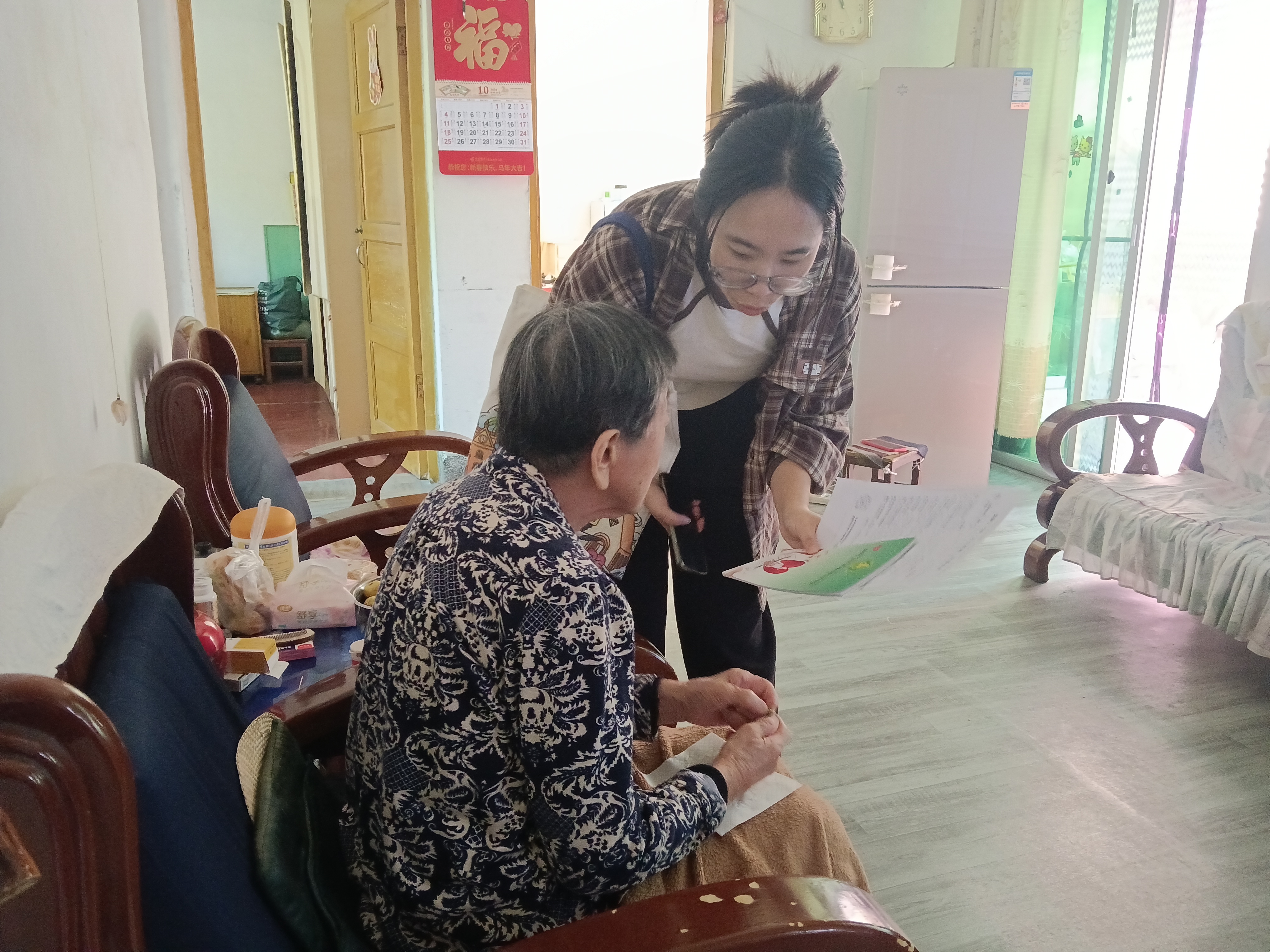 望江社区：政策送上门 关爱暖到家