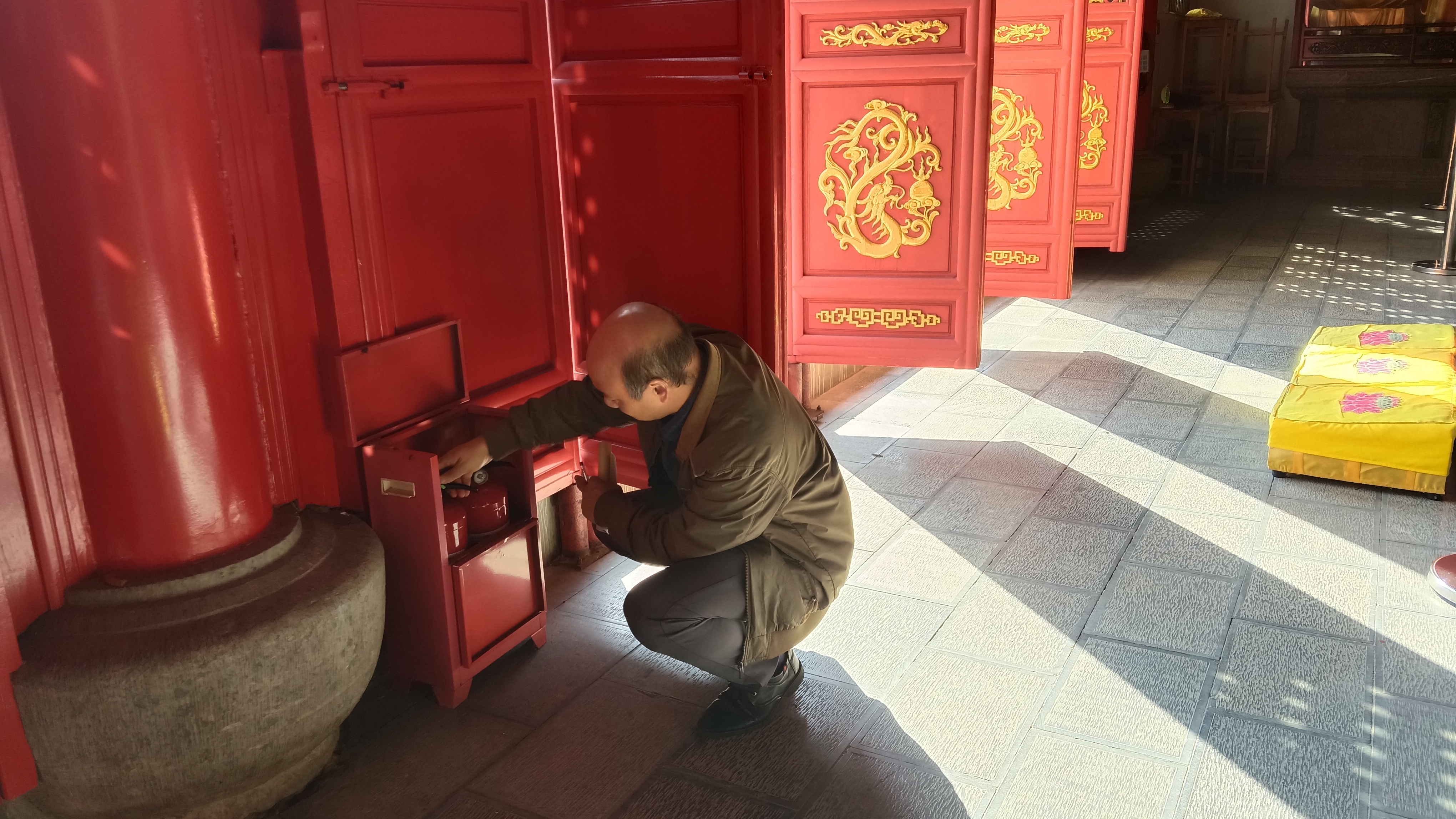 丁家坝社区：走进寺庙查消防 筑牢防火“安全弦”