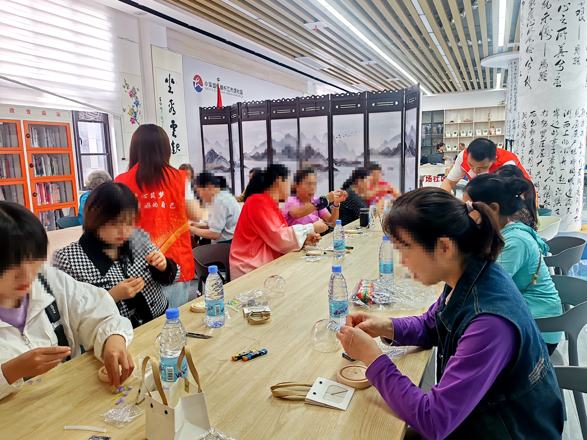 长江市场社区：情暖重阳 巧手悦心