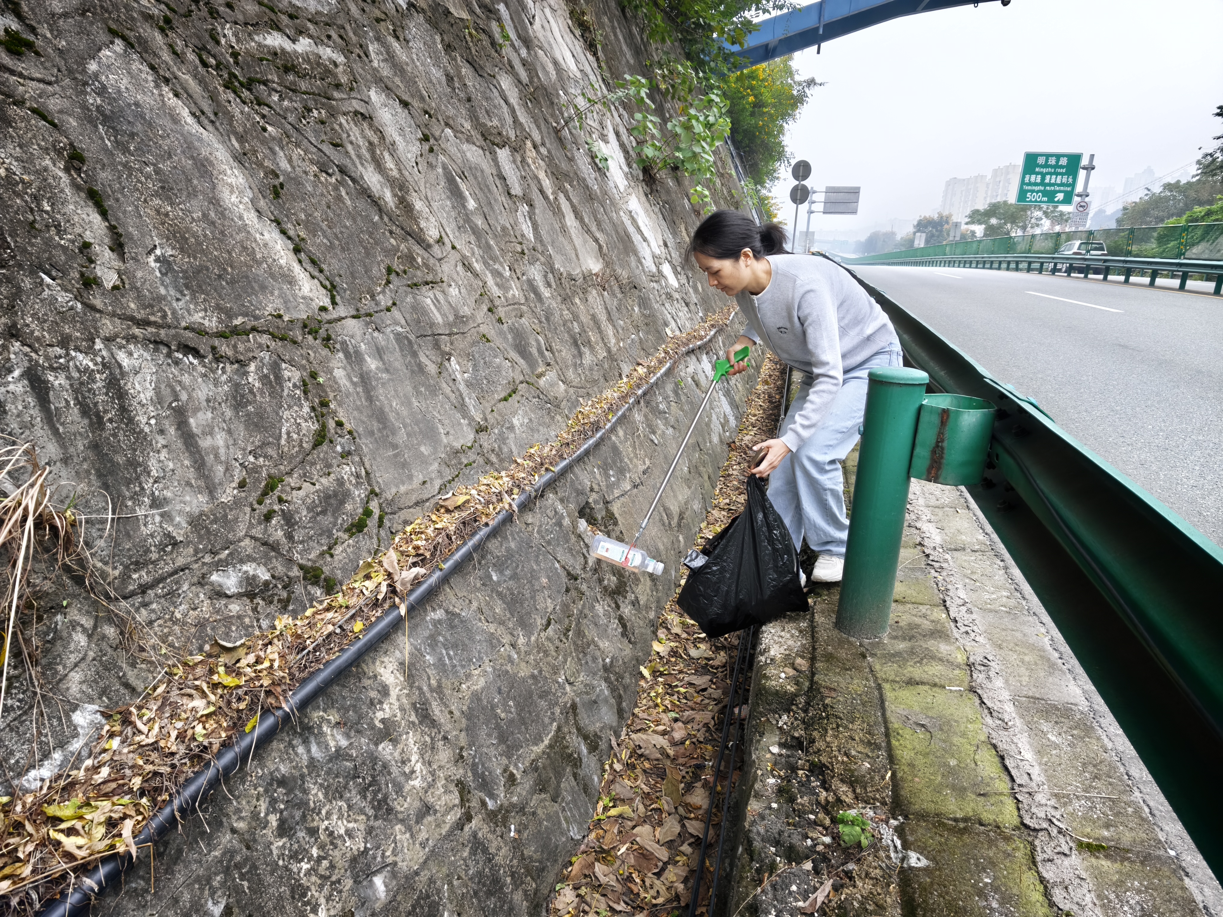 冯家湾社区：清理高速沿线垃圾 擦亮城市“窗口”