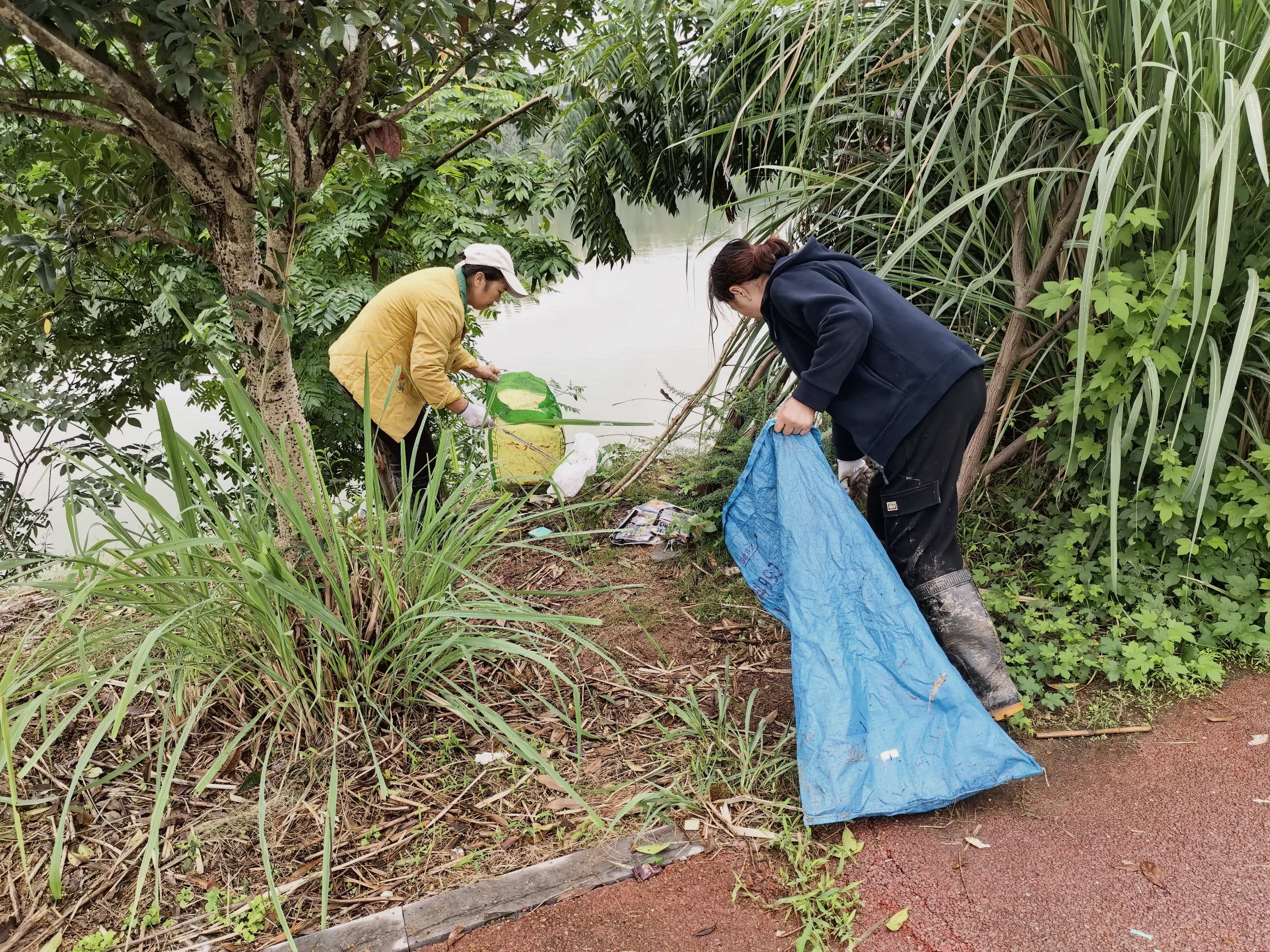 丁家坝社区开展“清河护水+垃圾分类”专项行动