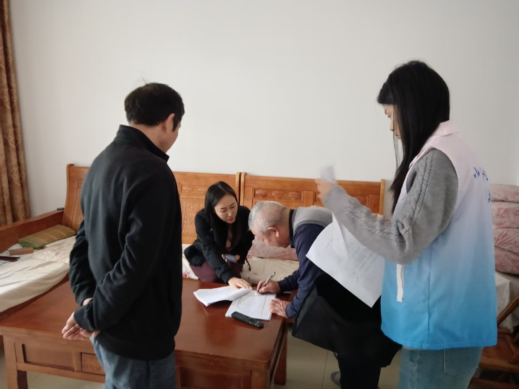 警医社联动暖民心 贴心守护特殊群体