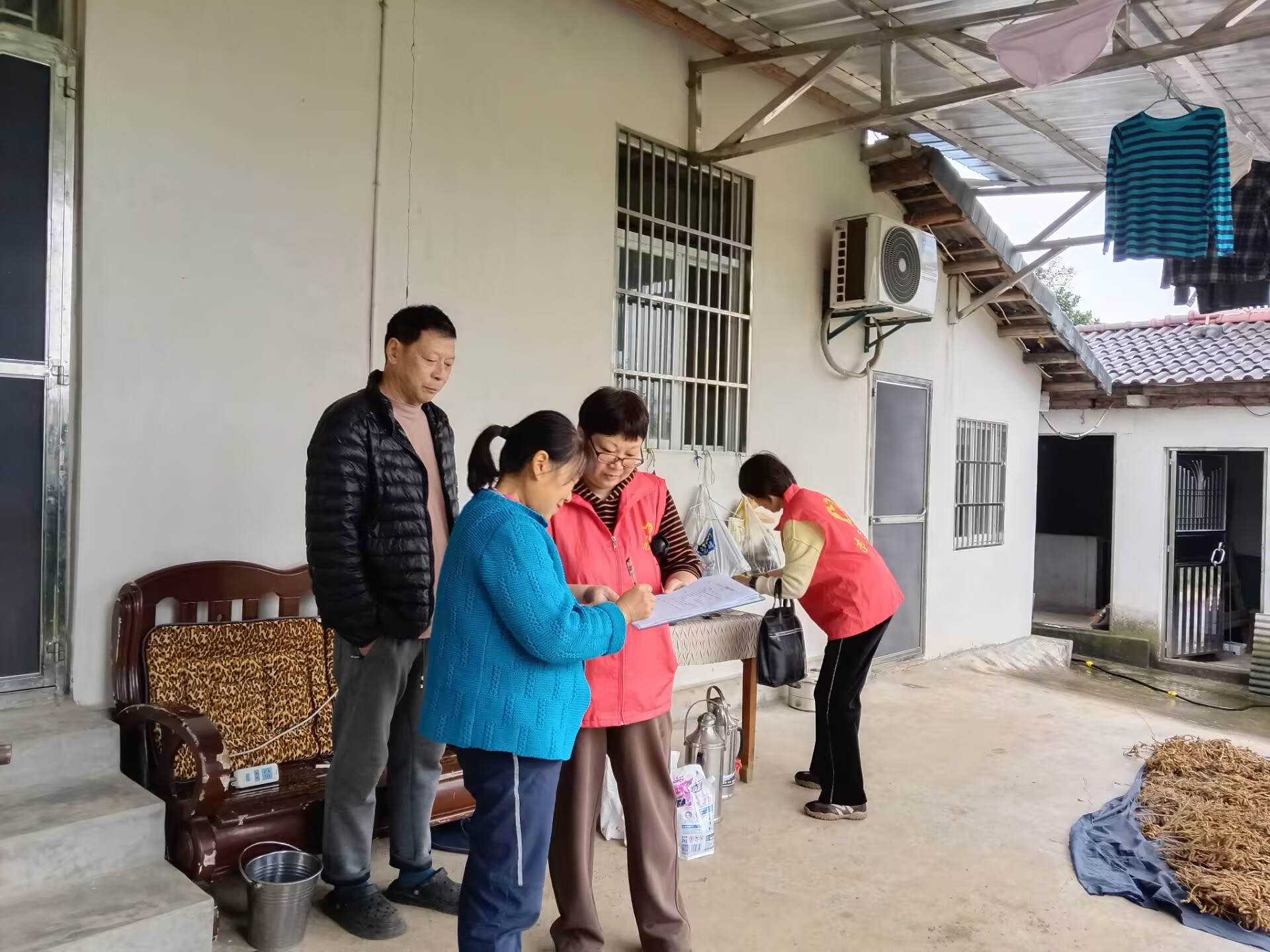 兴安社区：走访慰问暖人心 贴心陪伴护夕阳