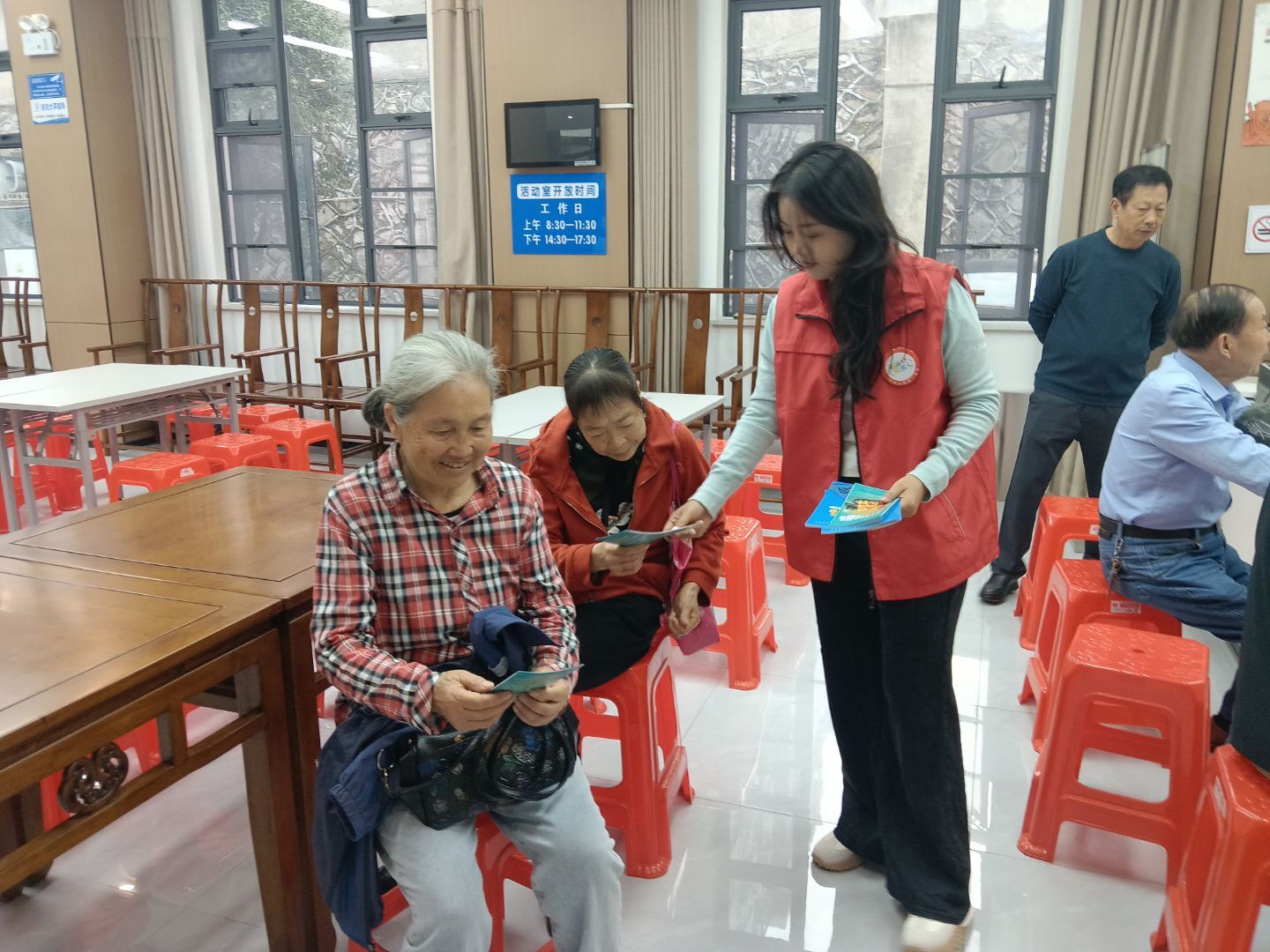 平湖社区：情暖金秋爱满重阳 反诈护航守护银龄