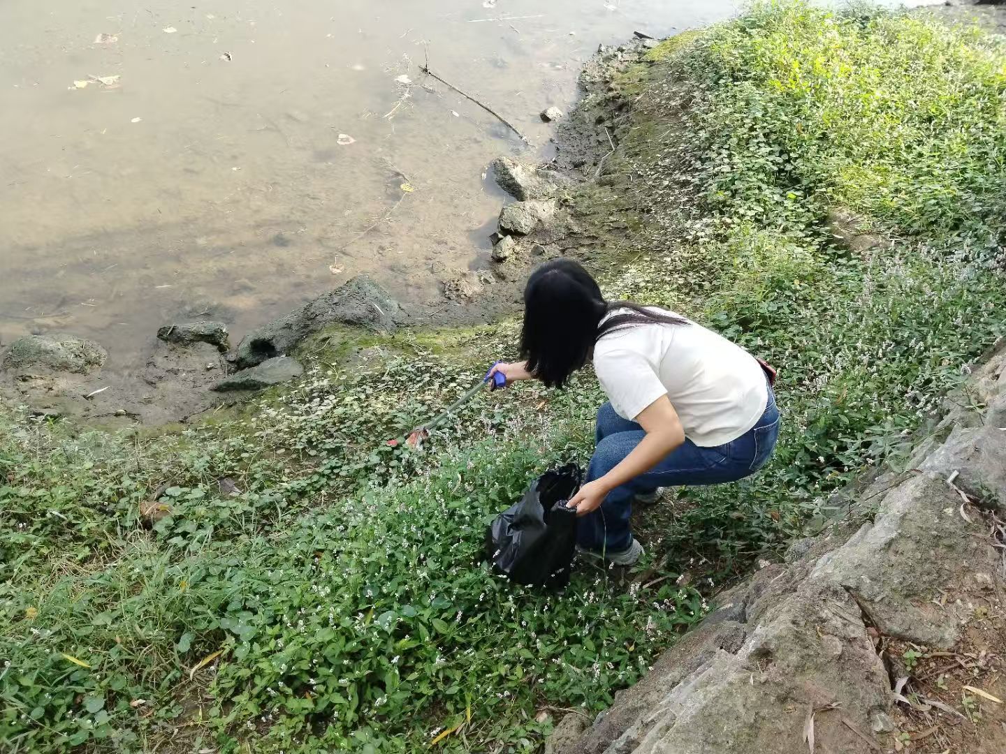 峡江社区：捡拾垃圾倡分类 文明劝导护河岸