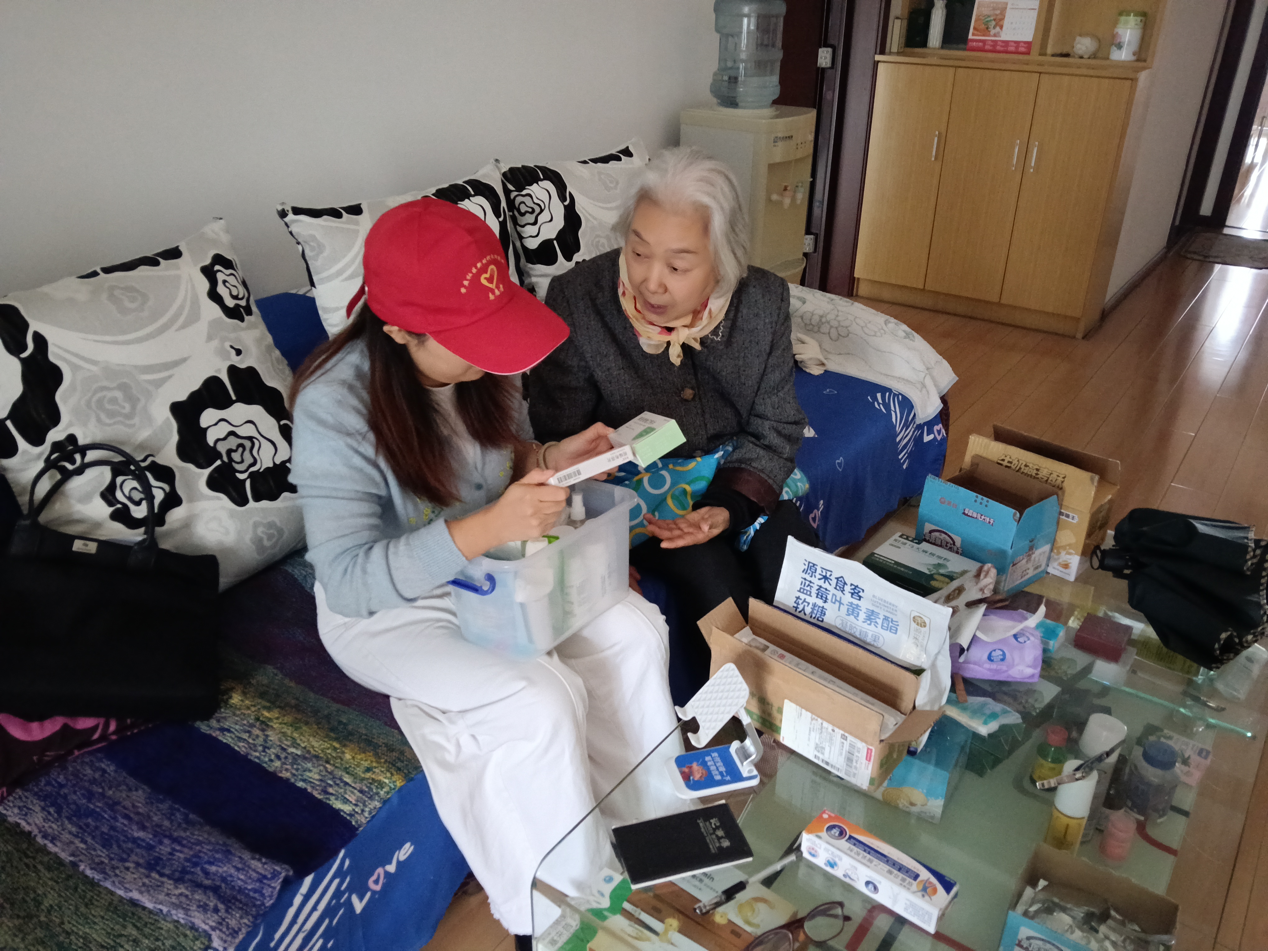营盘社区：暖心入户查药箱   守护银发用药安全