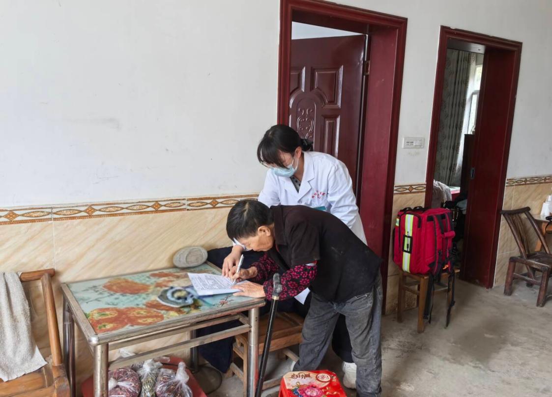 邓村乡卫生院：服务准时送达！守护高龄老人健康“不打烊”