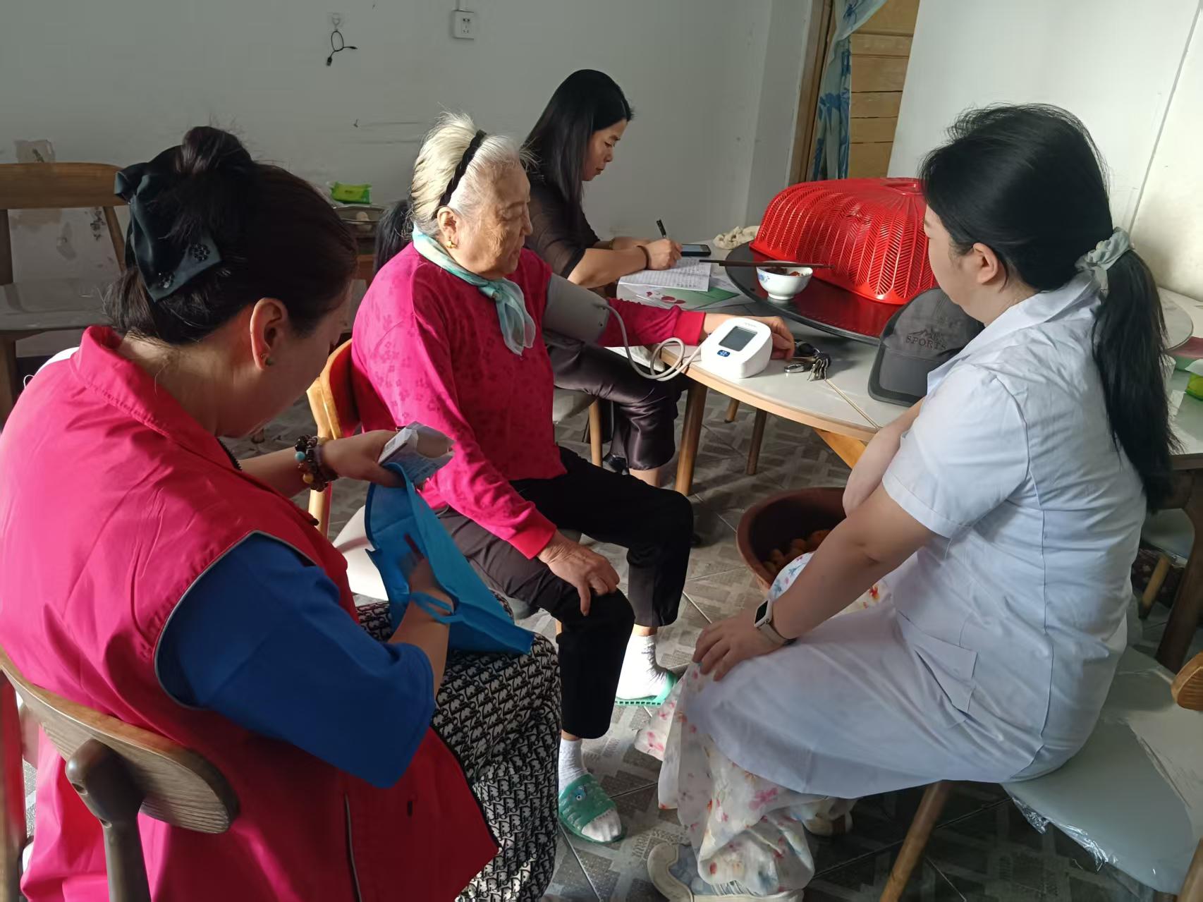 平湖社区：小小药箱大安全 贴心服务进家门