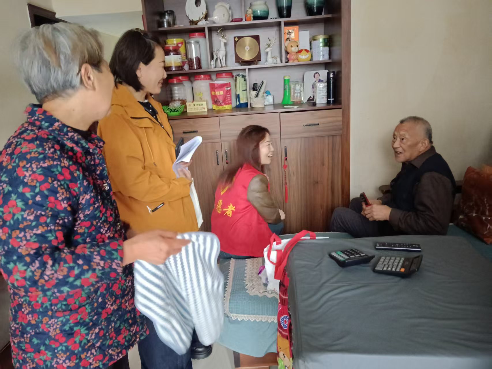 永兴社区：志愿服务送温暖 心系老人护安康
