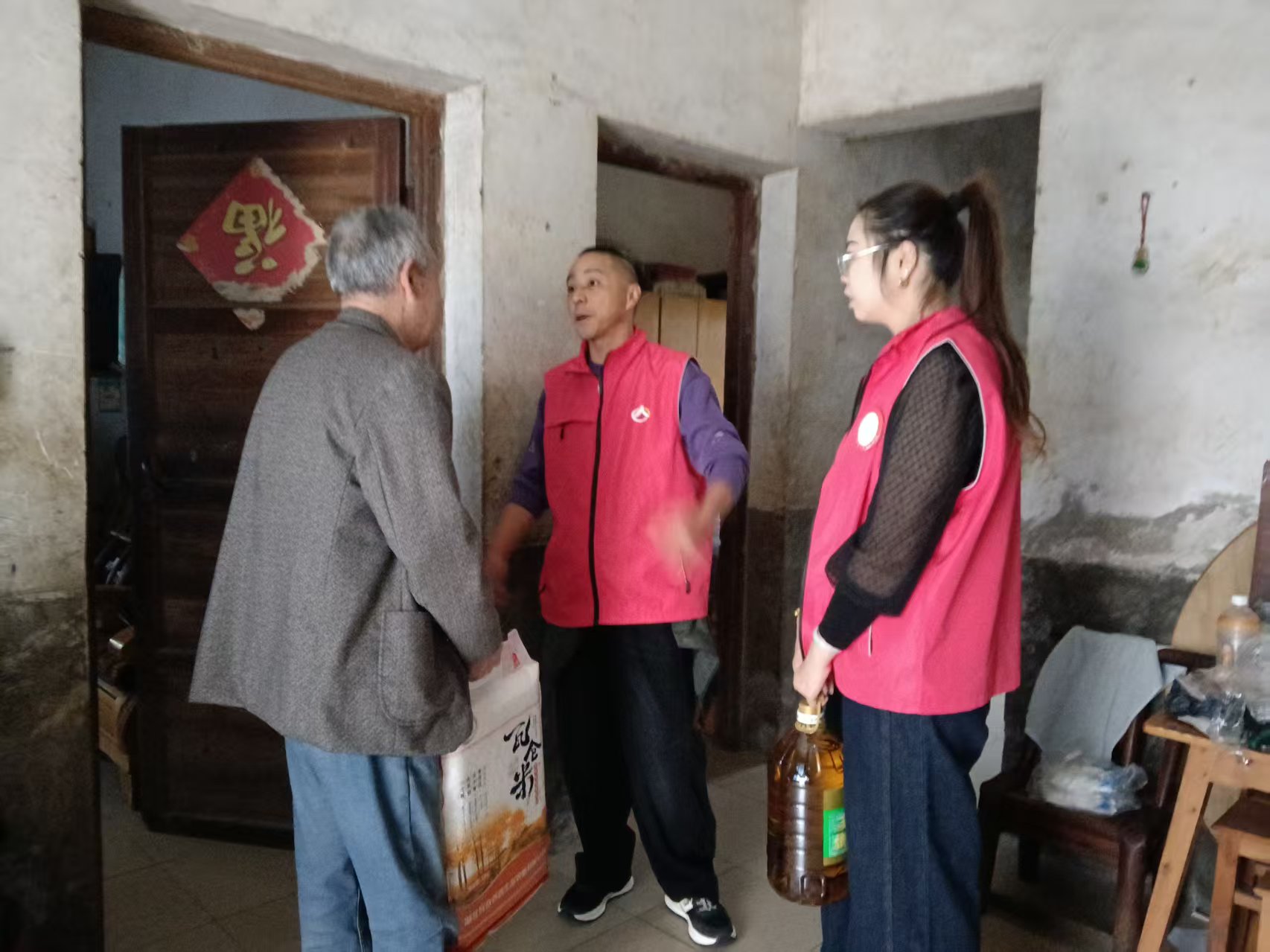 平湖社区：金秋敬老情 关怀进家门