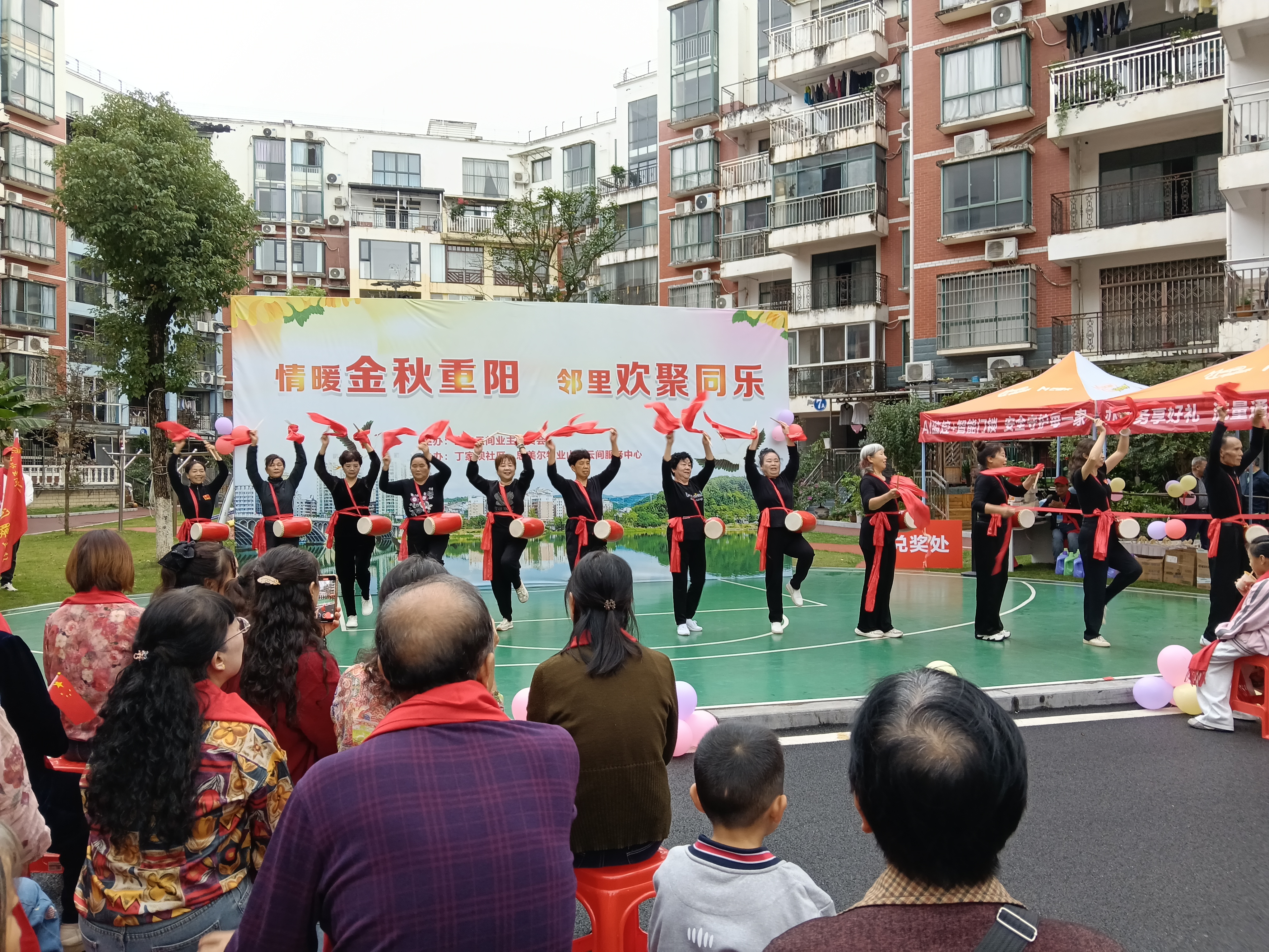 丁家坝社区：情暖金秋重阳 邻里欢聚同乐