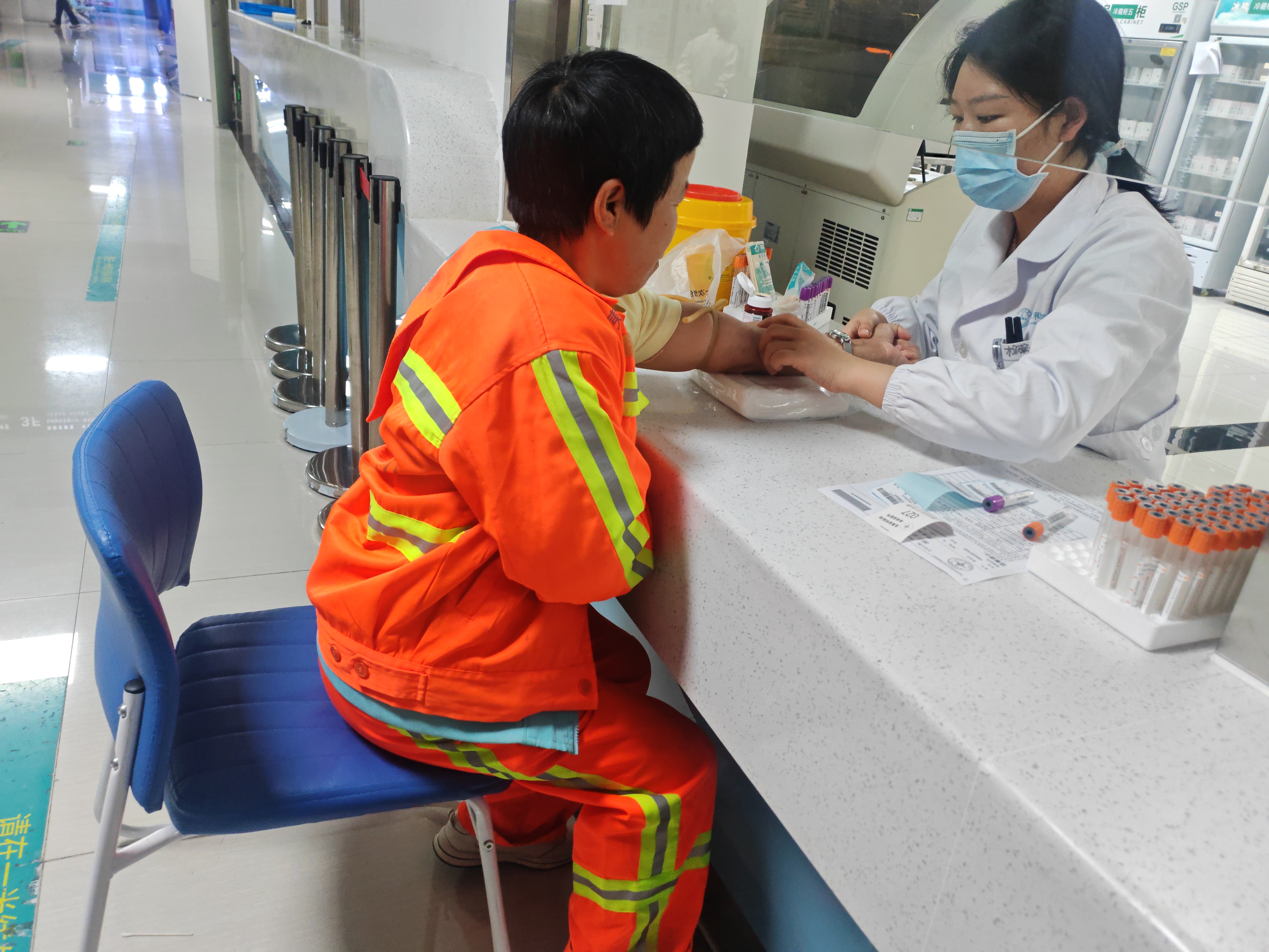 情系城市美容师 健康体检暖人心