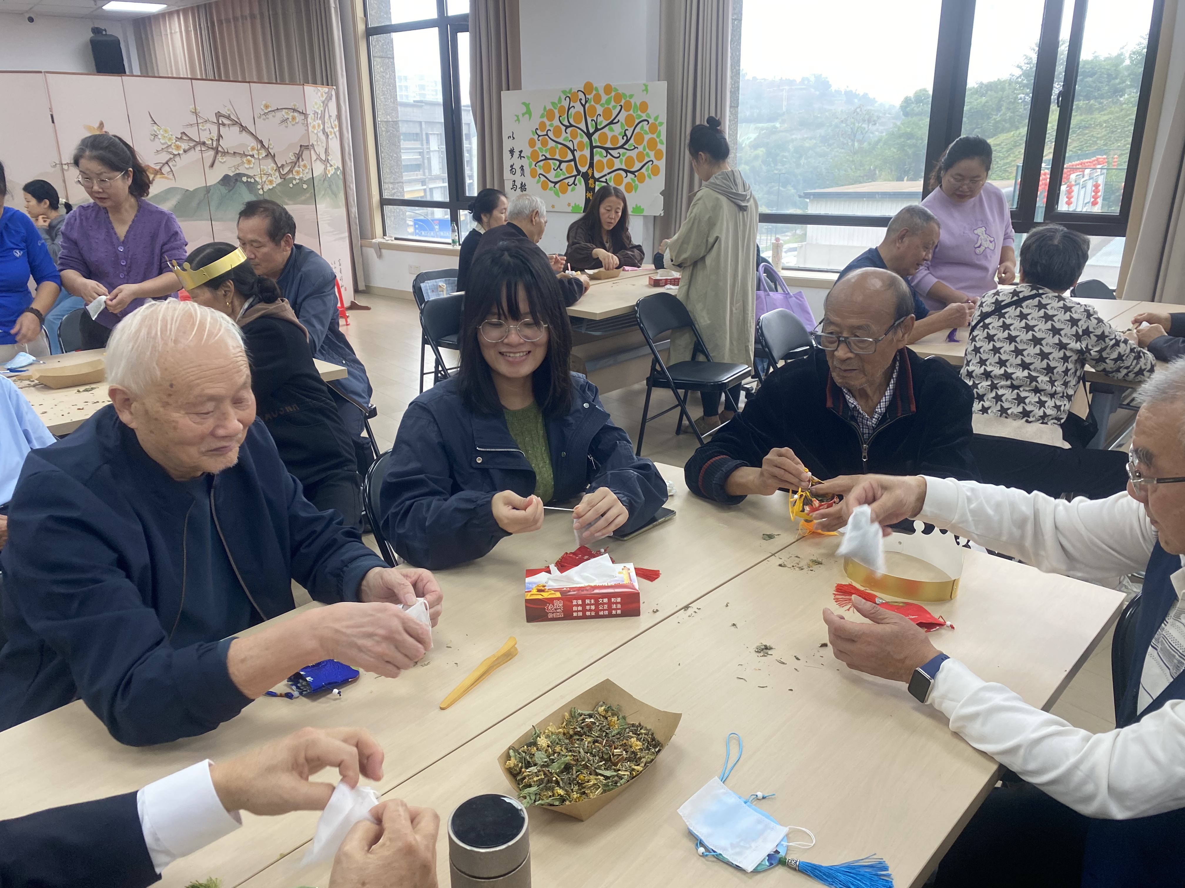 绿洲社区：情暖重阳倡文明 绿色分类入人心