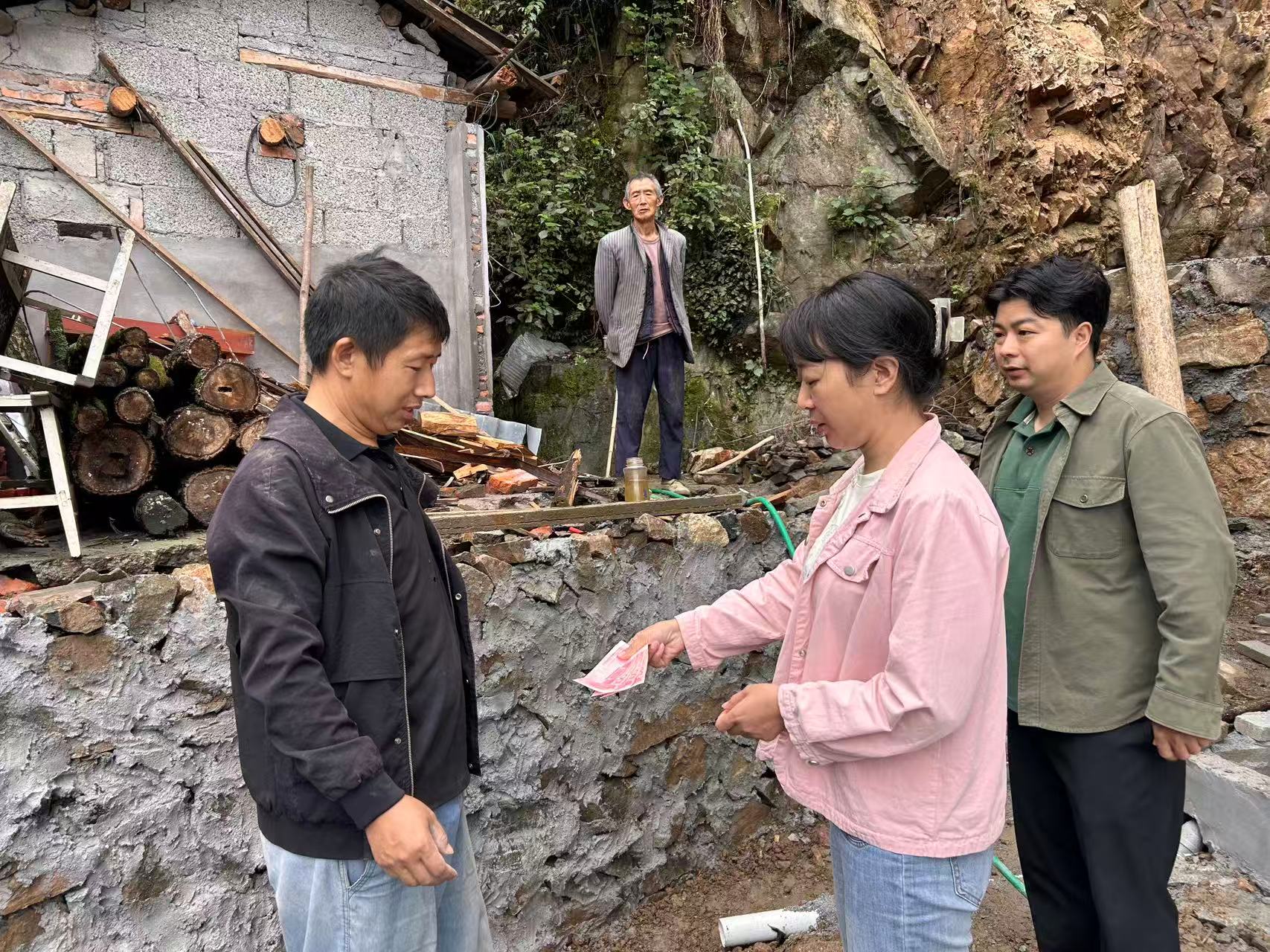 防灾 “吹哨人” 受表彰！雾渡河镇兑现地质灾害成功避险奖励资金