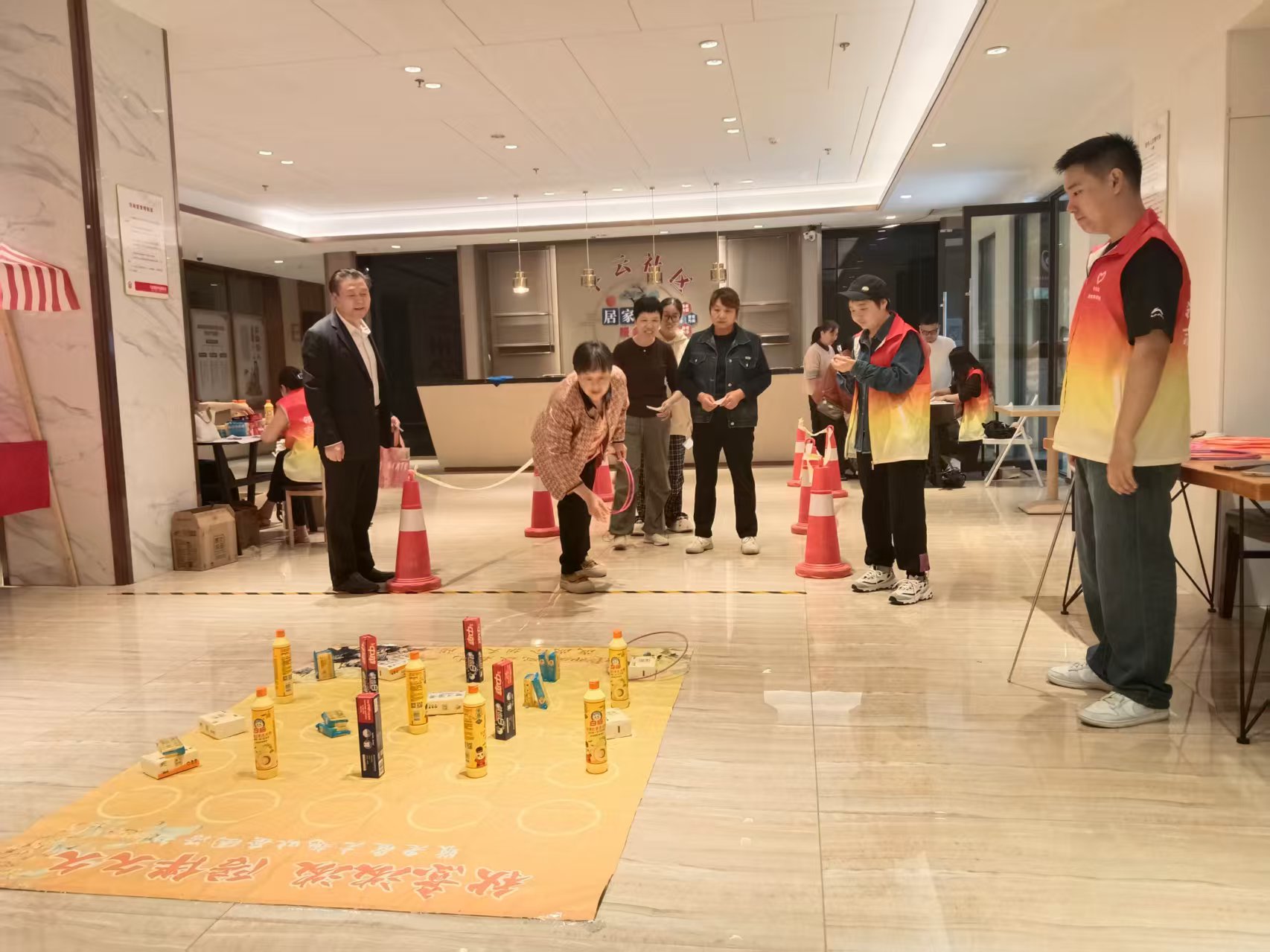 平云社区：欢乐套圈品热粥 重阳敬老暖人心