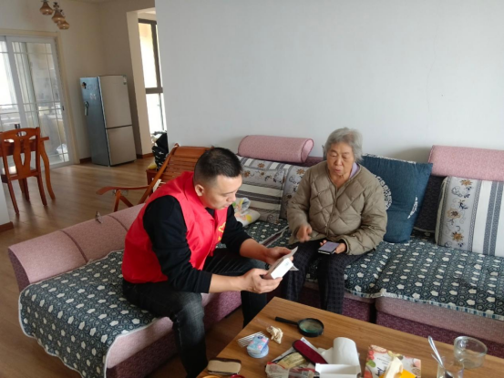 港虹社区：暖心走访特殊老人 精准落实民生帮扶