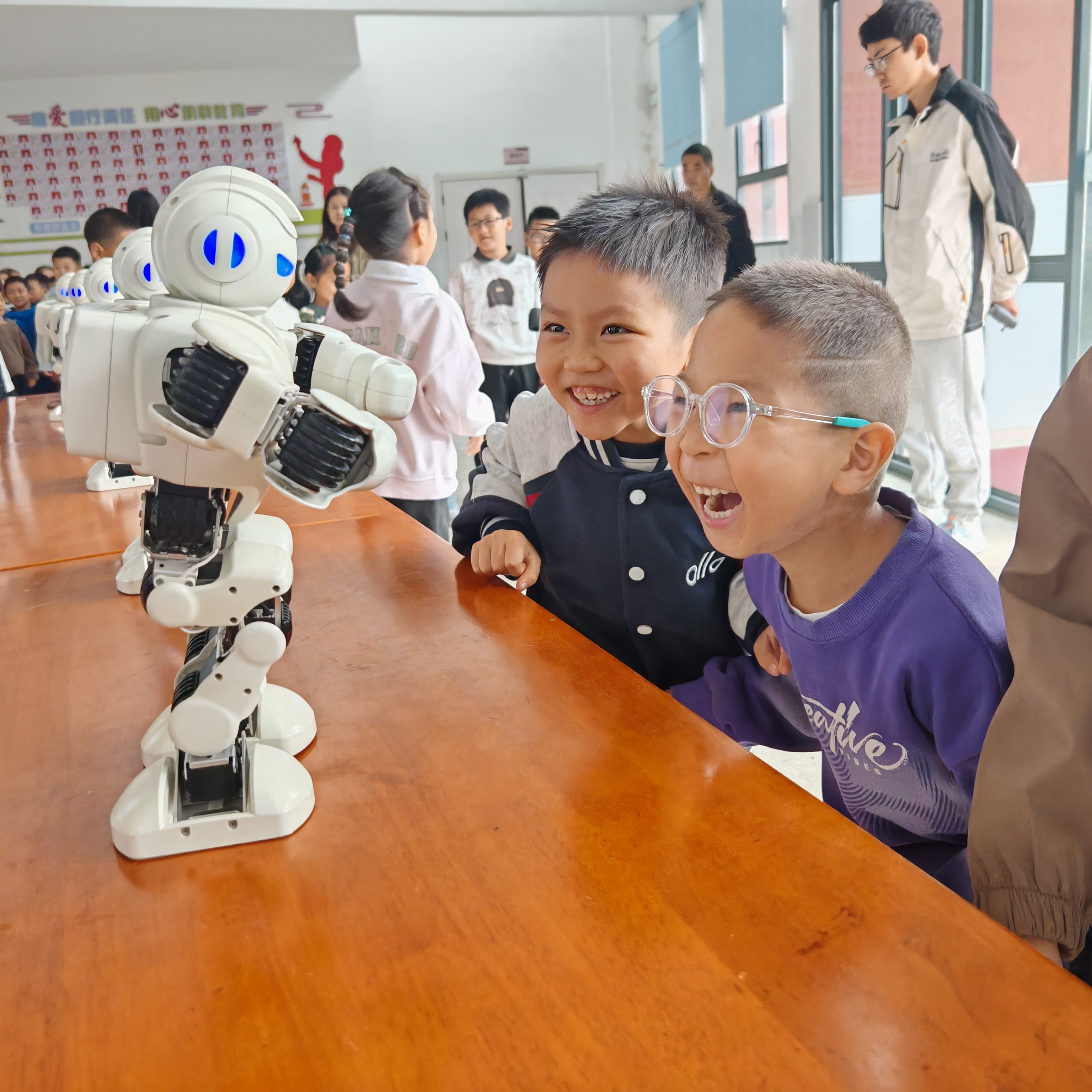 科技润童心 科普大篷车走进龙镇小学