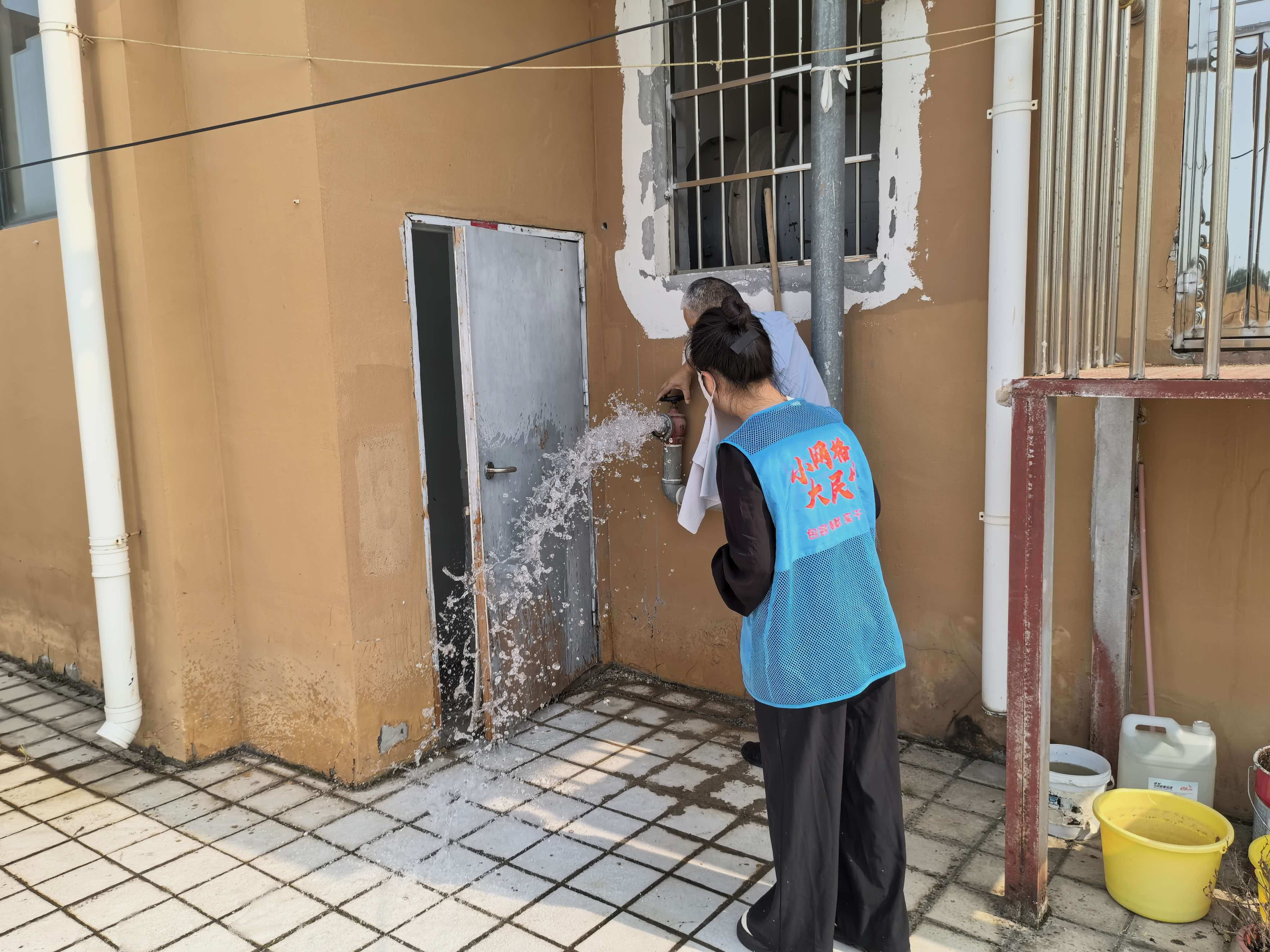 绿洲社区：测试高层消防出水 筑牢小区 “生命供水线”