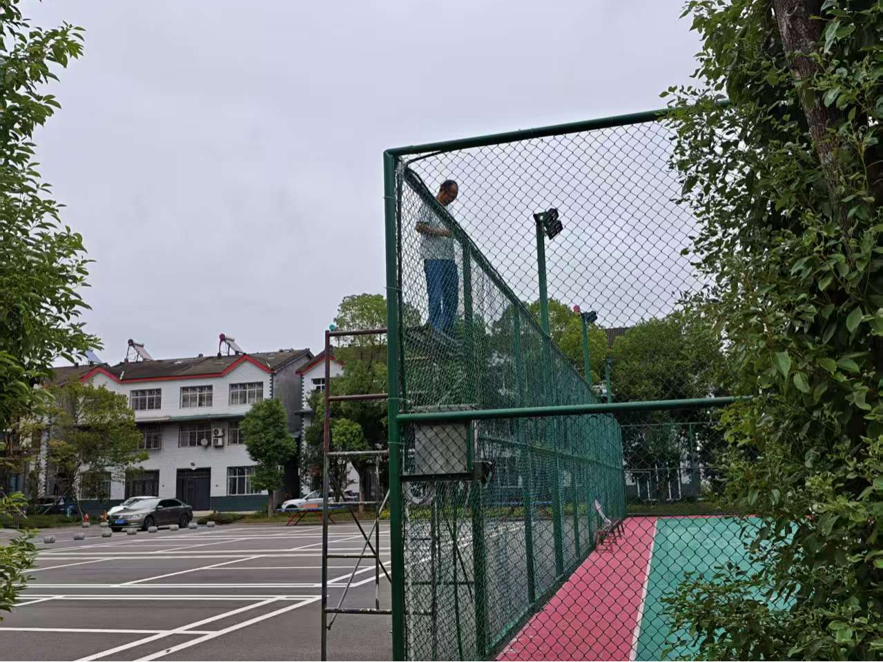 鸦鹊岭社区：修缮篮球场 点亮居民健身圈