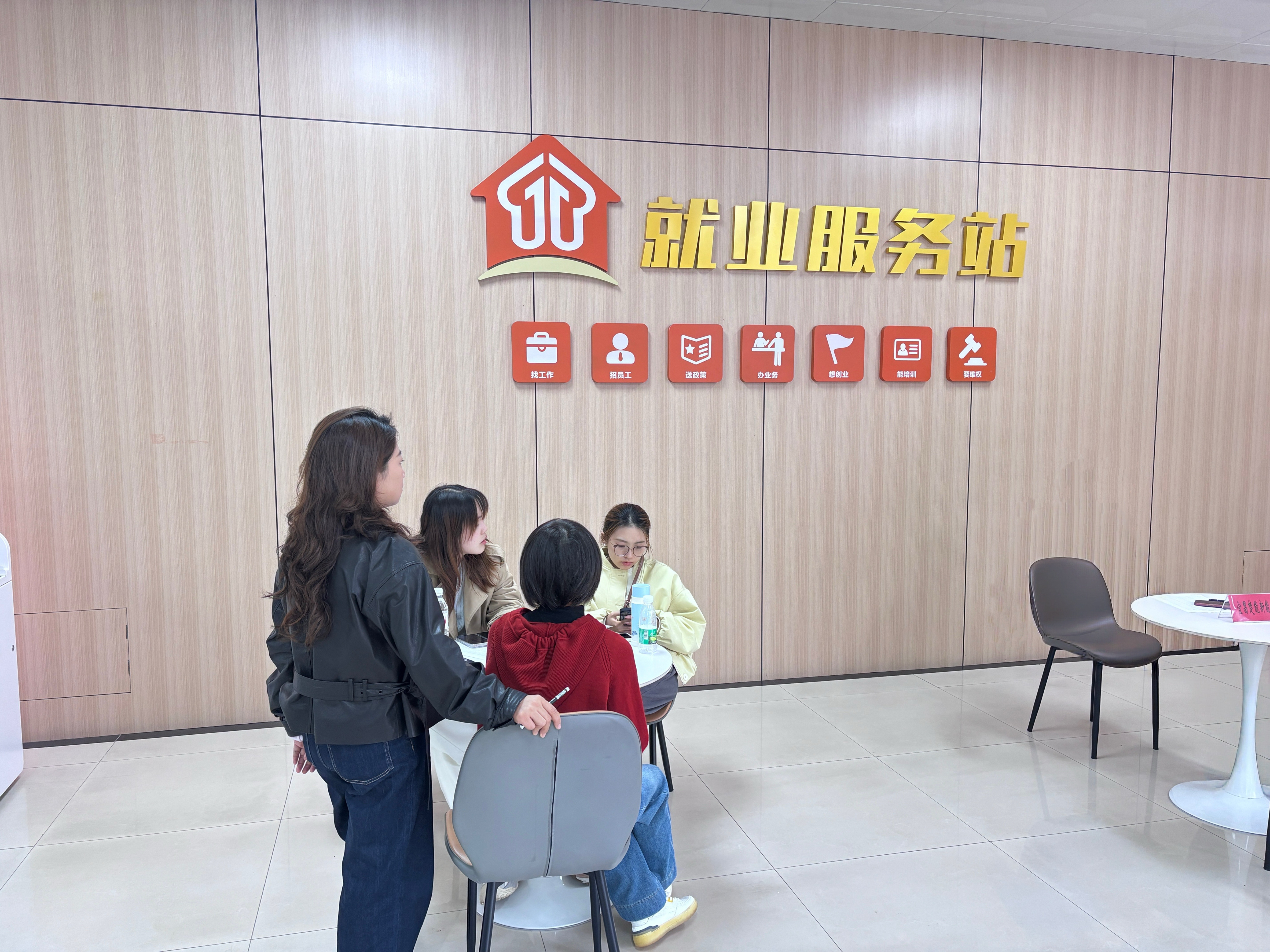 龙泉镇：搭桥送岗促就业 精准服务惠民生