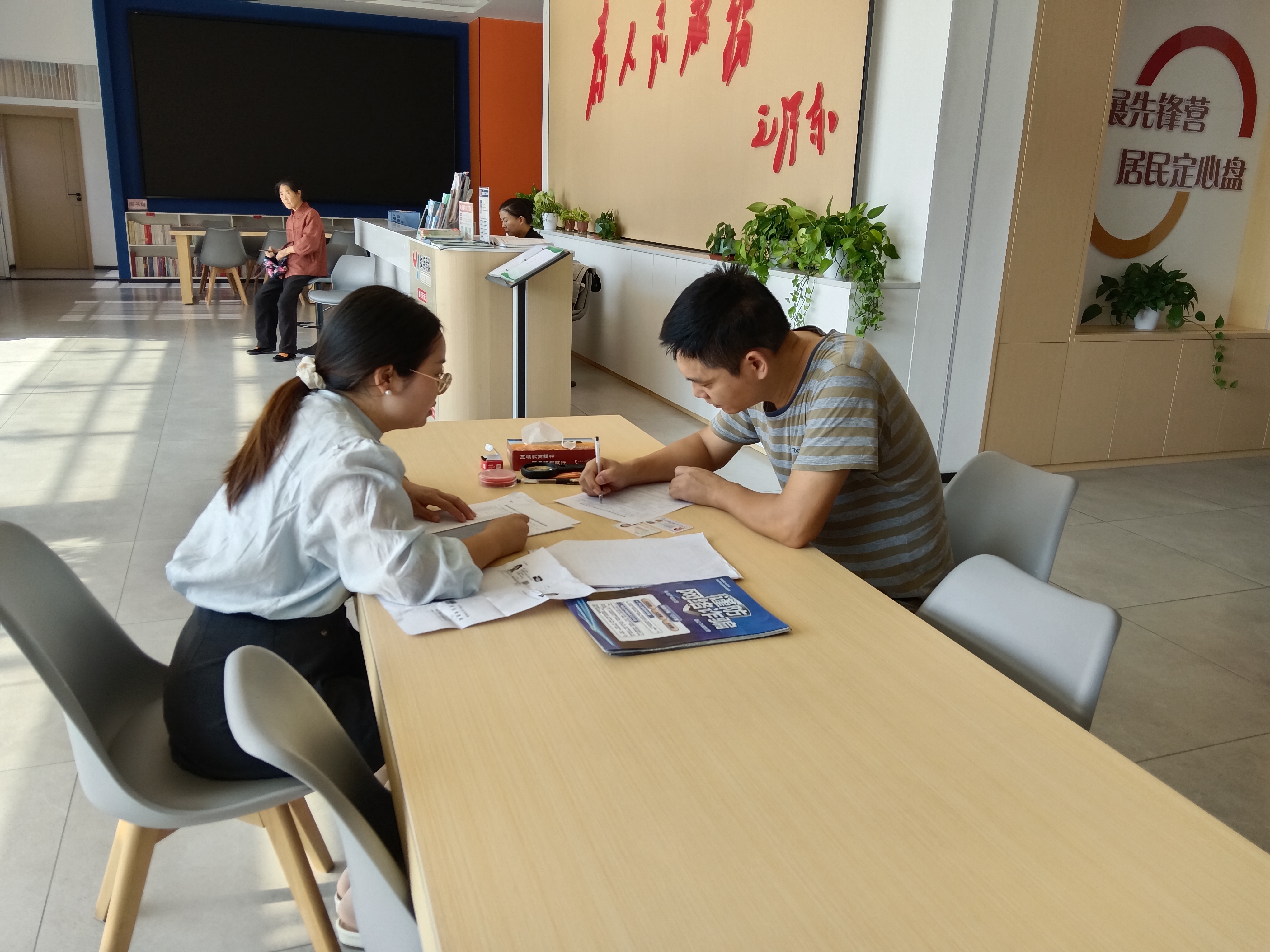 营盘社区：贴心代办社保补贴 暖心服务惠及居民