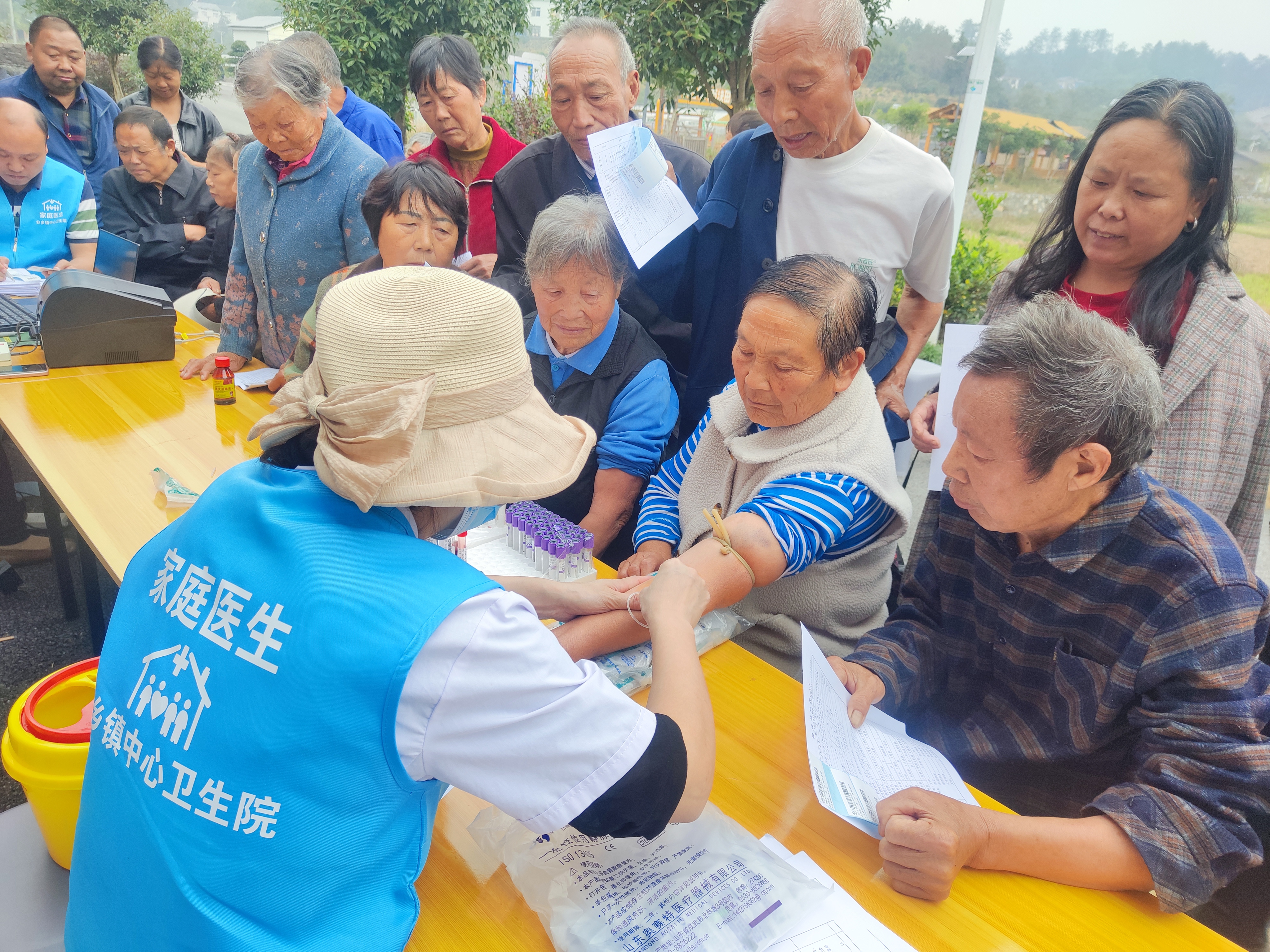 分乡镇中心卫生院开展“敬老月”便民服务活动