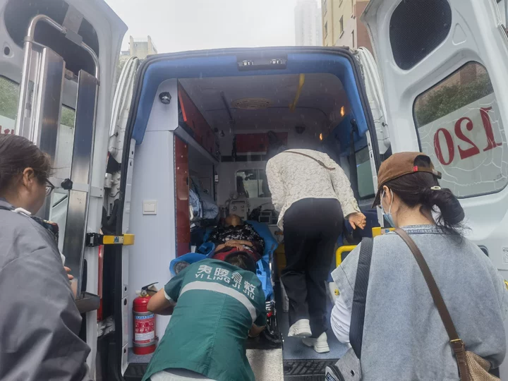 港虹社区：网格暖心守护 紧急救助独居老人就医