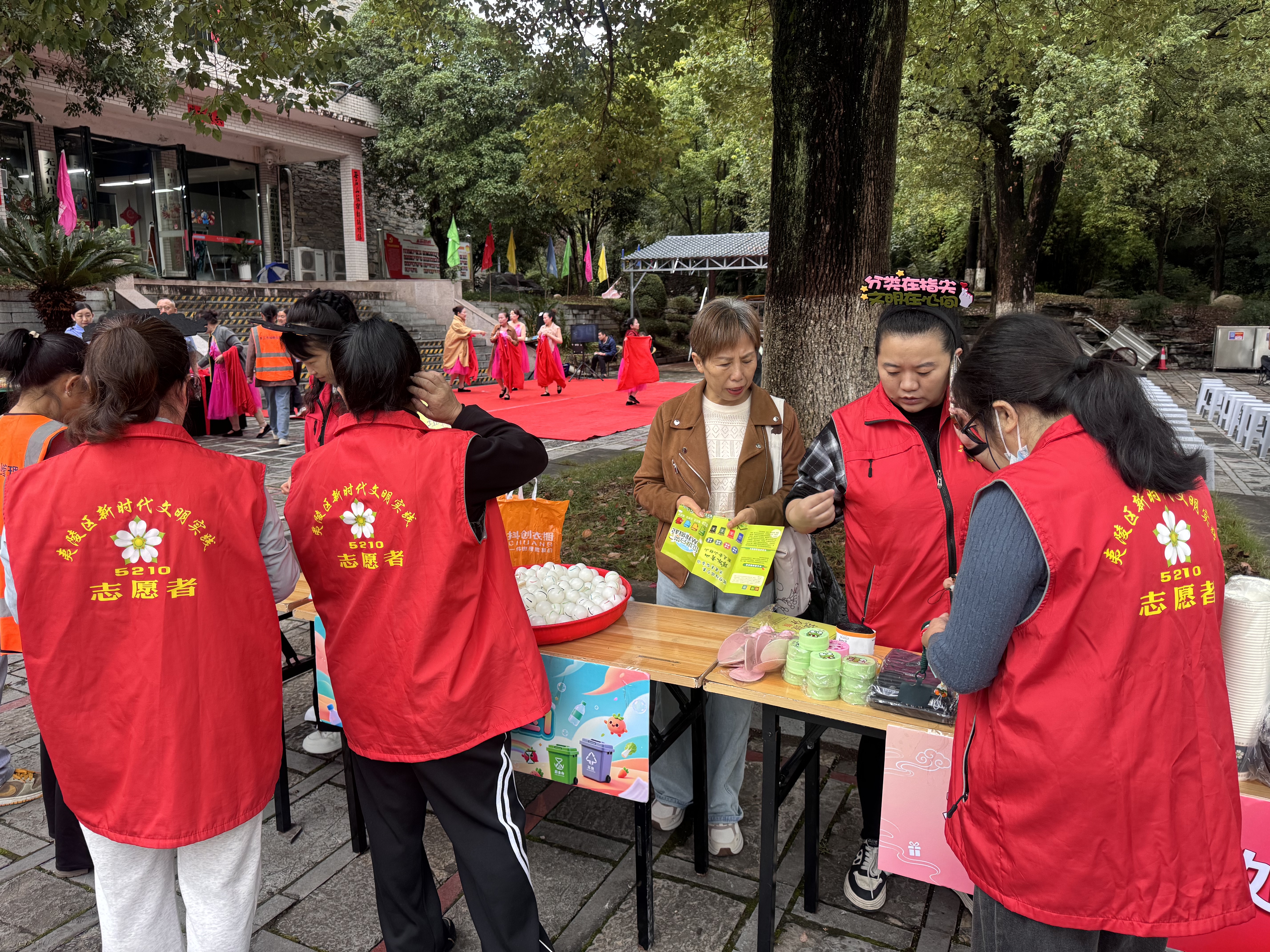 长江市场社区：情润金秋喜庆重阳 无石山庄邻里同乐暖人心