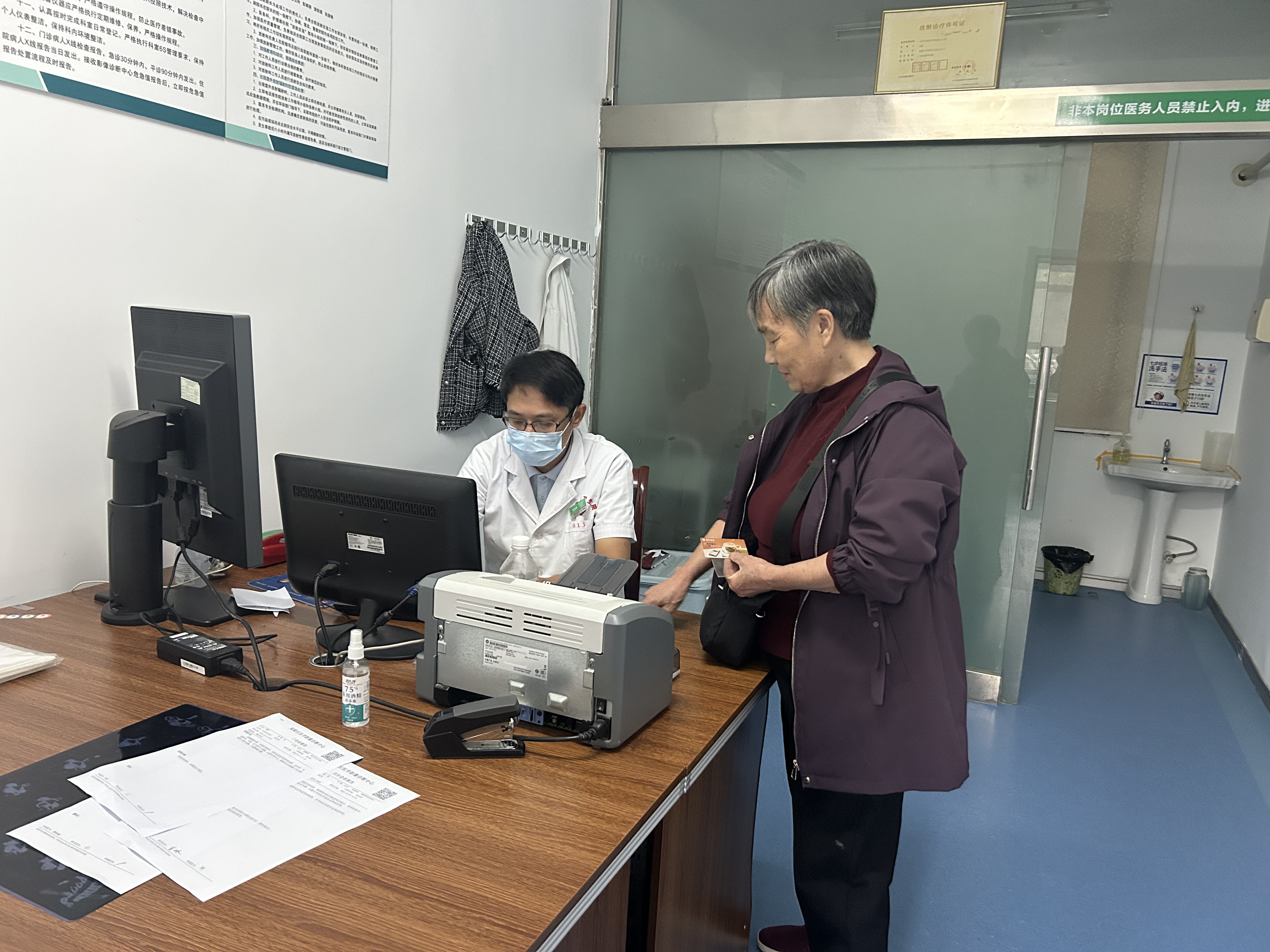 黄花镇卫生院开展退休职工座谈暨健康体检活动