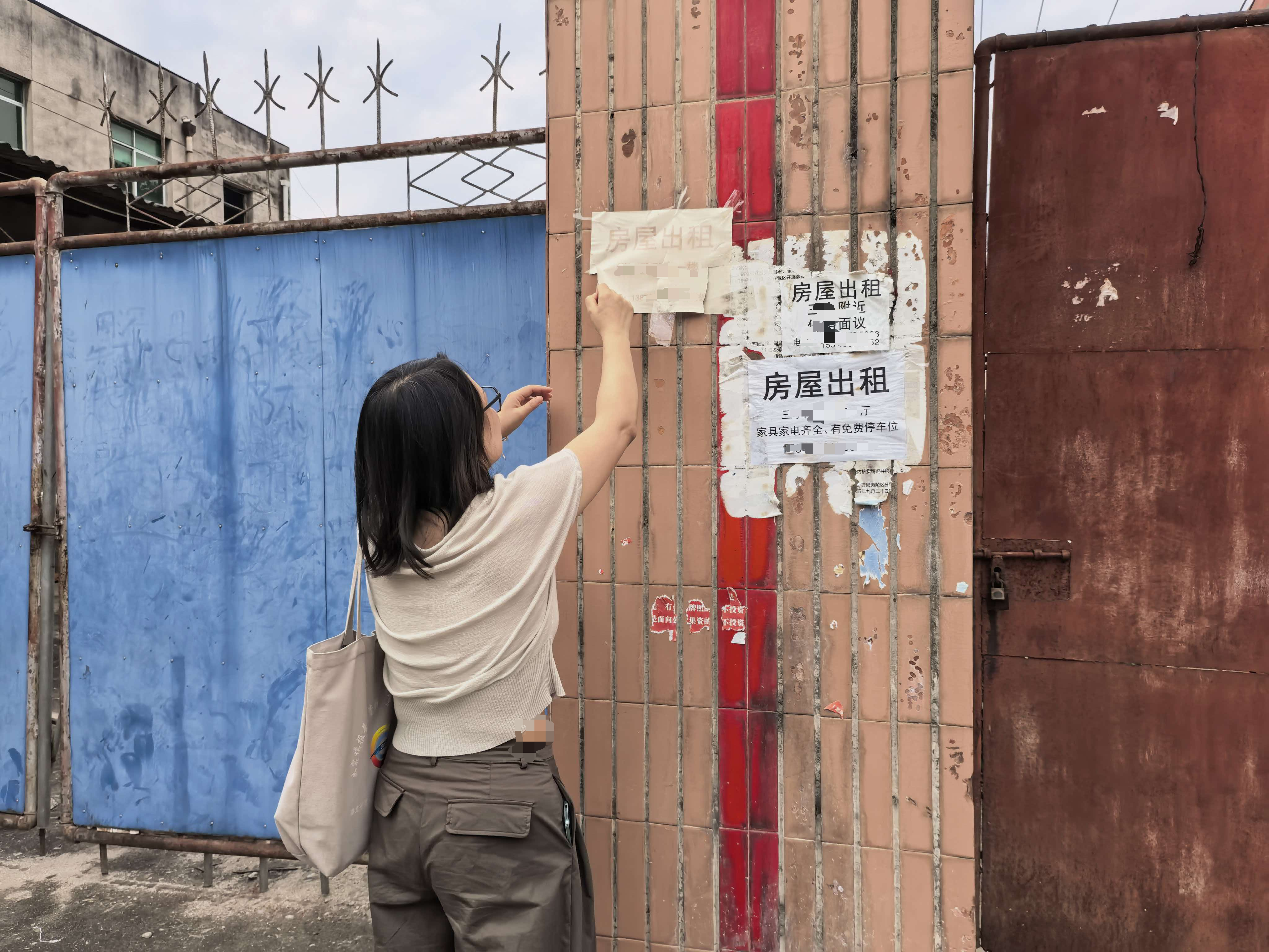 永兴社区：清理乱贴乱画 维护优美环境