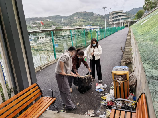 长江市场社区：清理河岸垃圾，守护水清岸绿